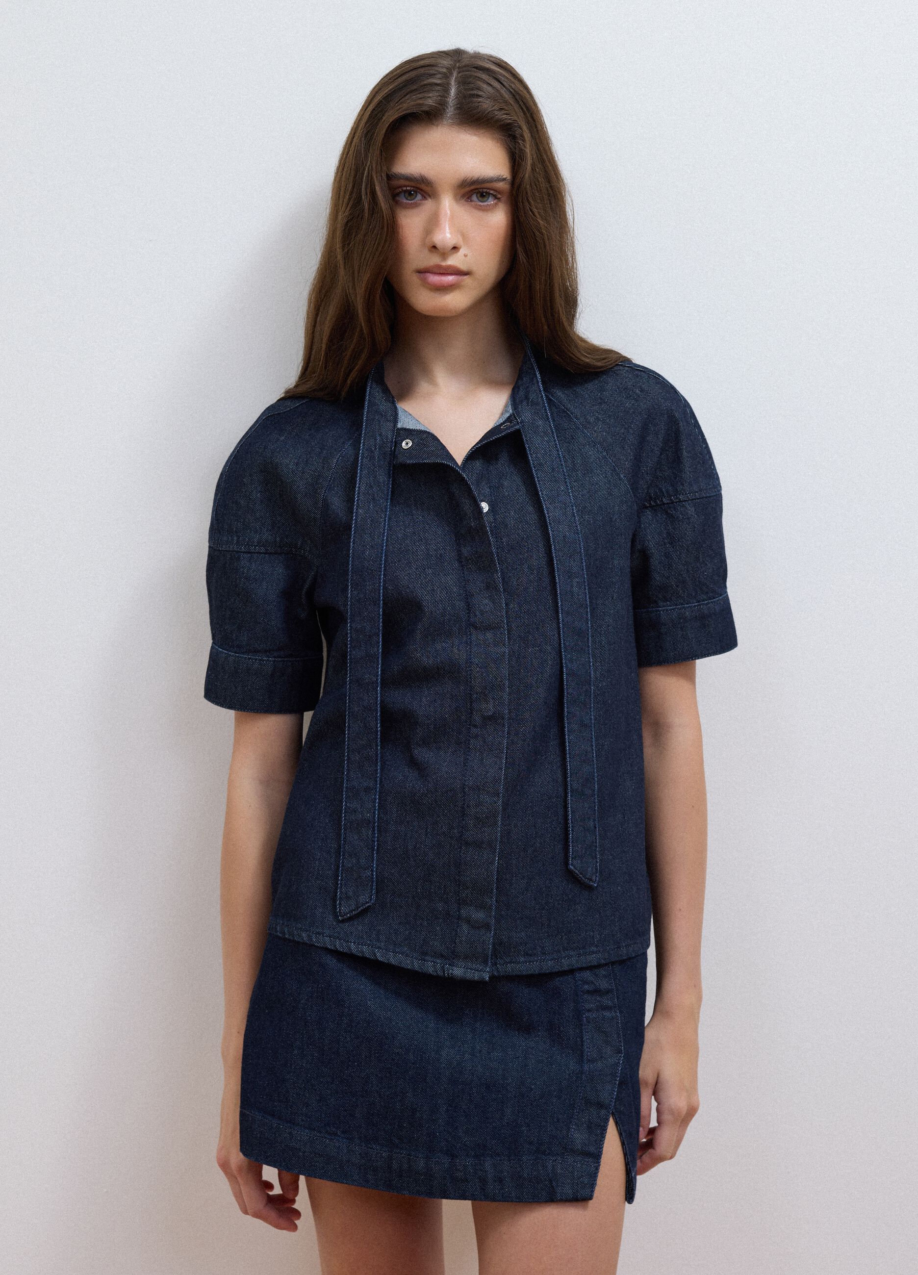 Regular-Fit Jeanshemd aus reiner Baumwolle mit kurzem Arm und Bindeband