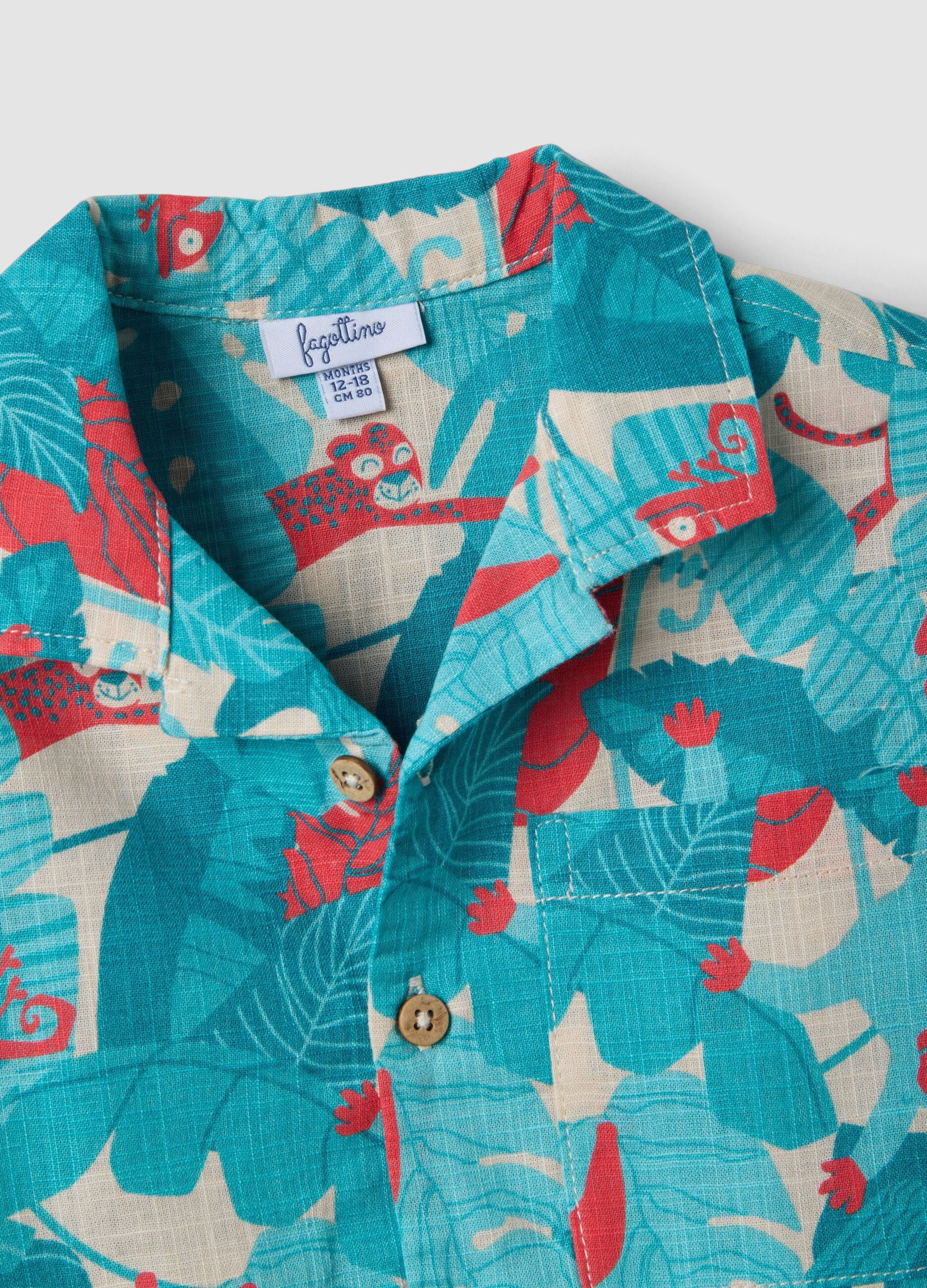 Camisa azul em algod&atilde;o puro com estampado tropical
