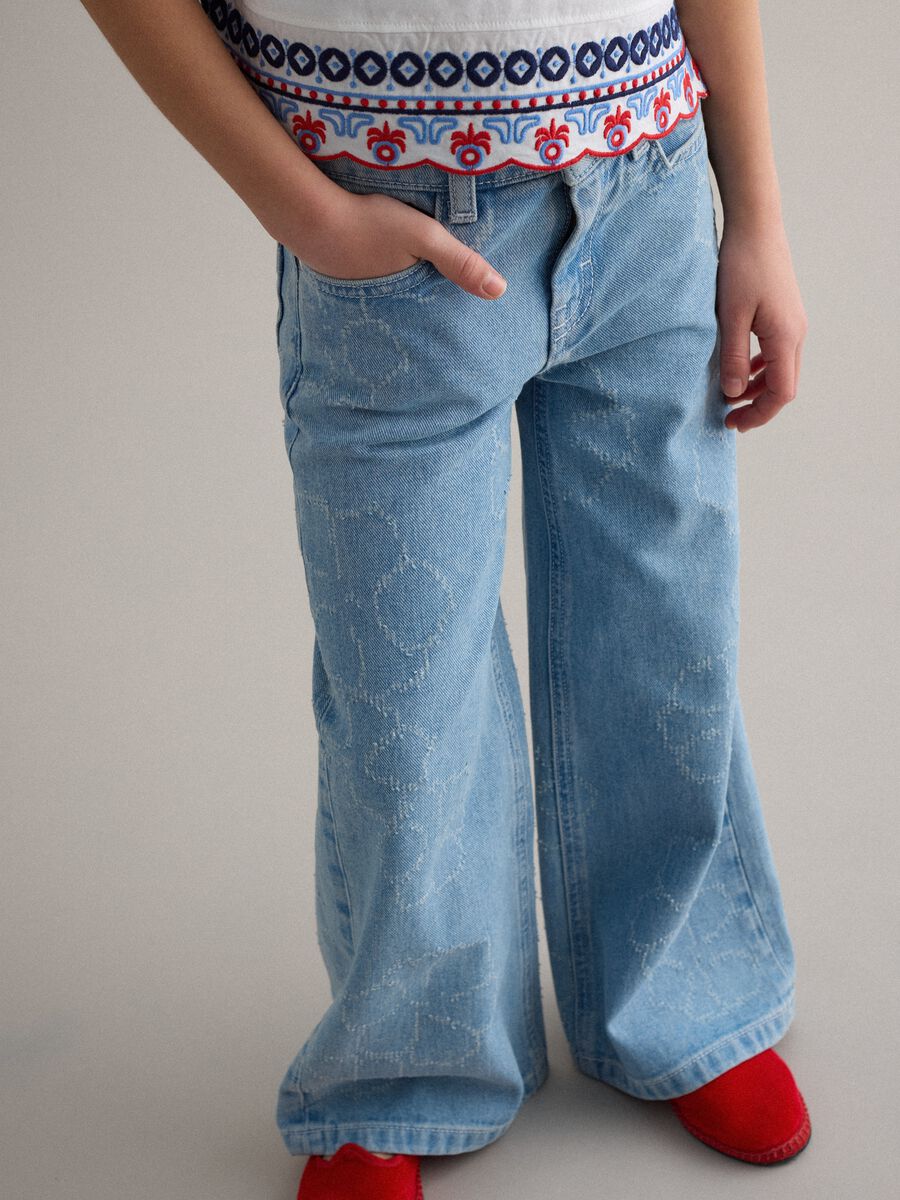 Jeans largos em algod&atilde;o puro azul claro para menina com estampado floral_2