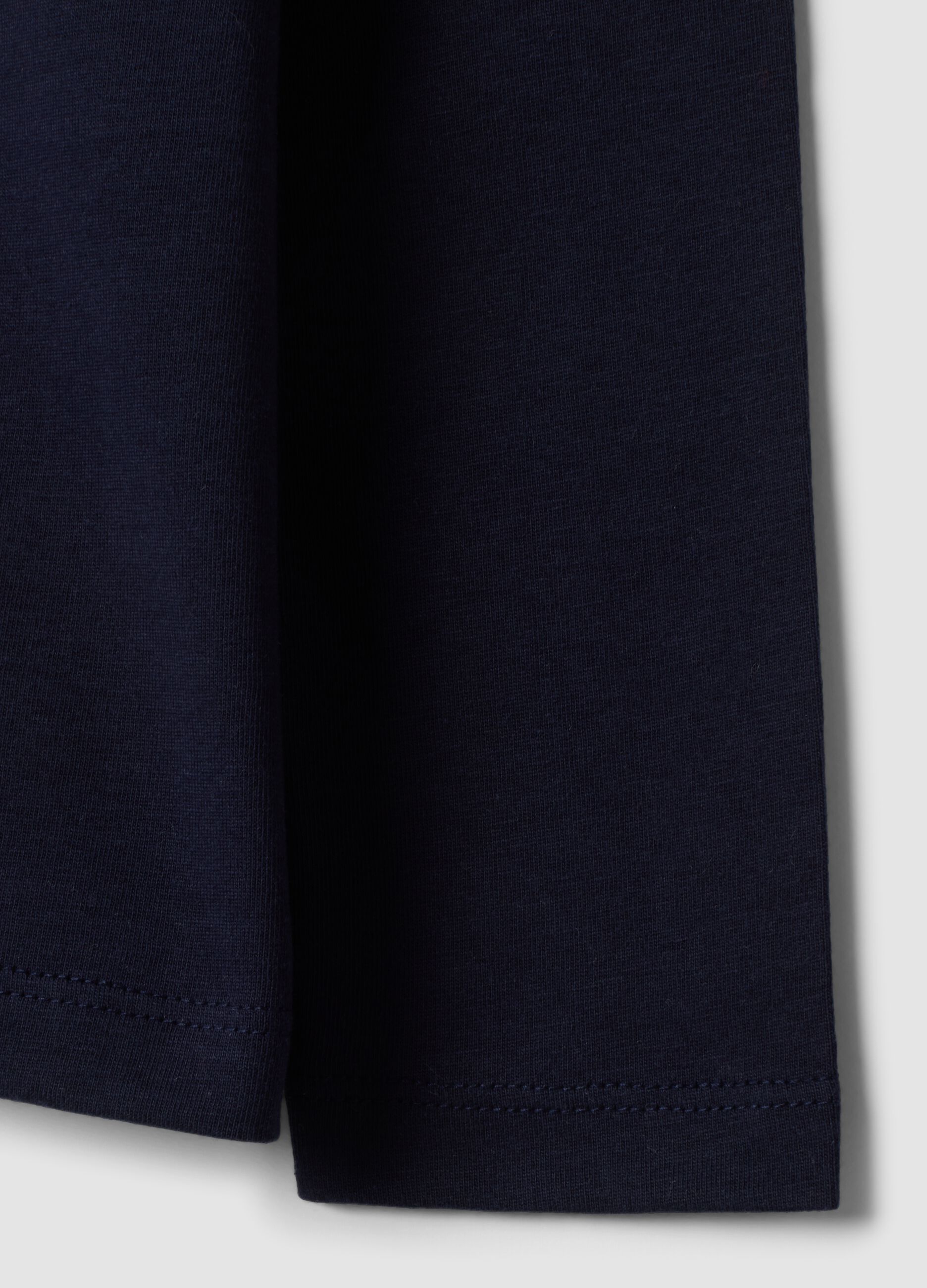 T-shirt blu in puro cotone organico con stampa cuore per bambina
