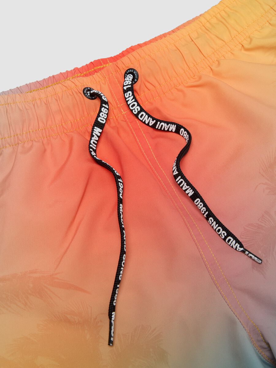 Jungen-Badeshorts in Multicolor mit Farbverlauf und Tropical-Print_3