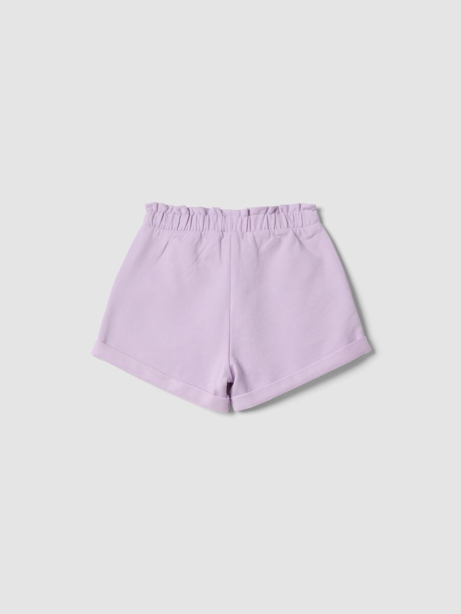 Lila Shorts aus Stretch-Baumwolle f&uuml;r M&auml;dchen mit Schleife_1