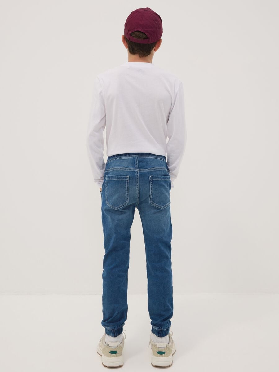 Blue stretch cotton jogger jeans with drawstring for boys_1