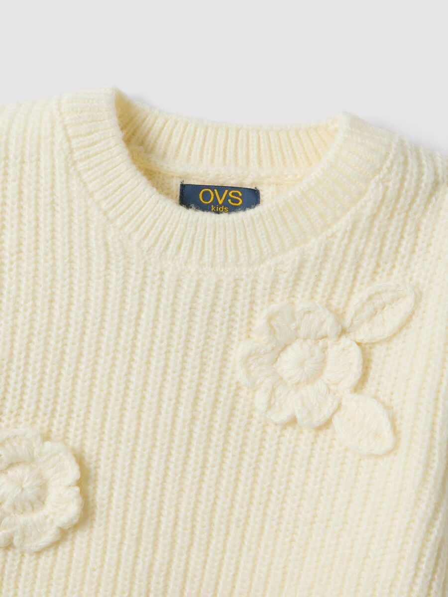 White ribbed crew-neck top with appliqu&eacute; flowers_3