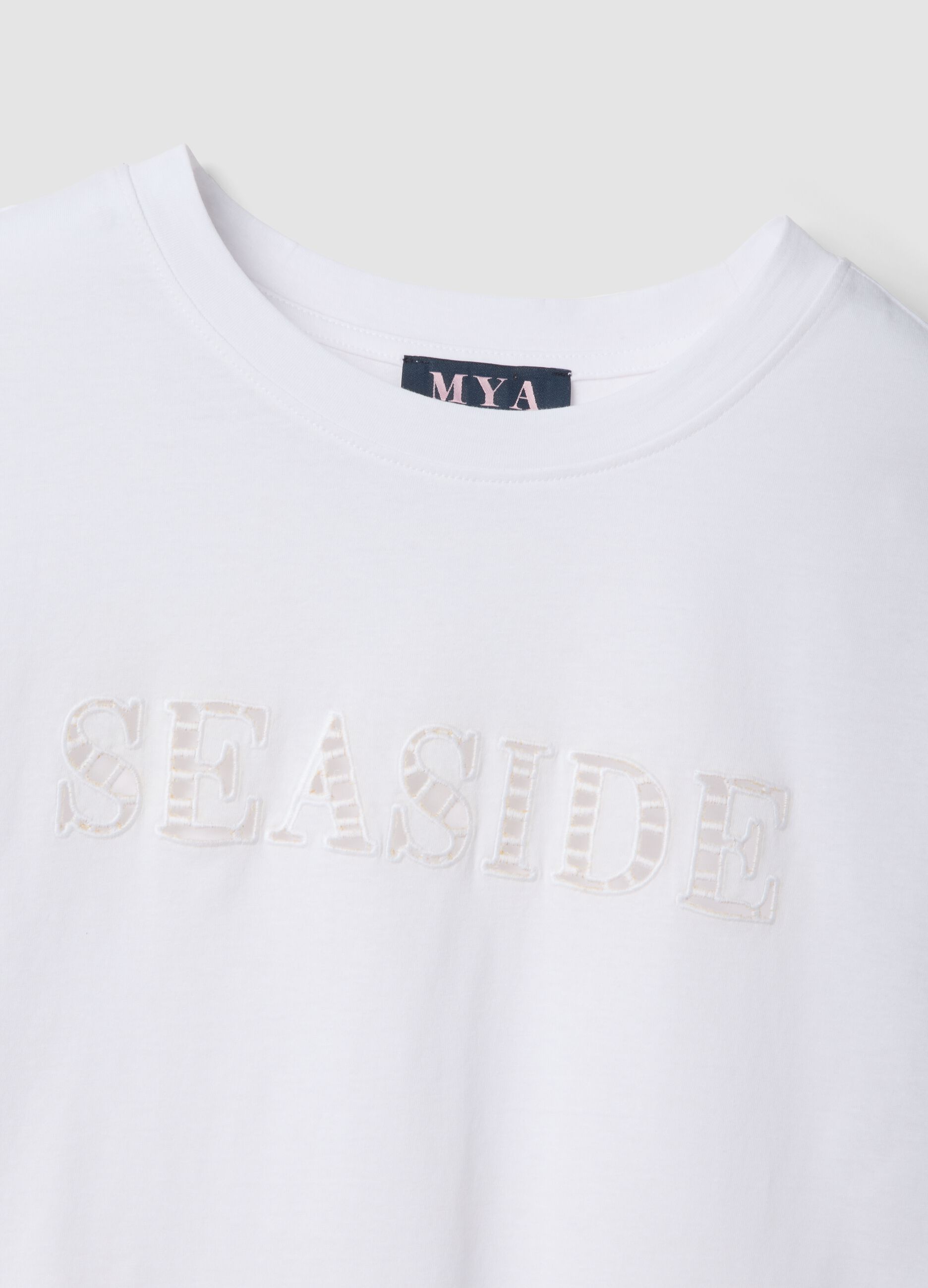 &Lambda;&epsilon;&upsilon;&kappa;ό T-shirt &alpha;&pi;ό &alpha;&gamma;&nu;ό &beta;&alpha;&mu;&beta;ά&kappa;&iota; &mu;&epsilon; &sigma;&tau;ά&mu;&pi;&alpha; &mu;&pi;&rho;&omicron;&sigma;&tau;ά