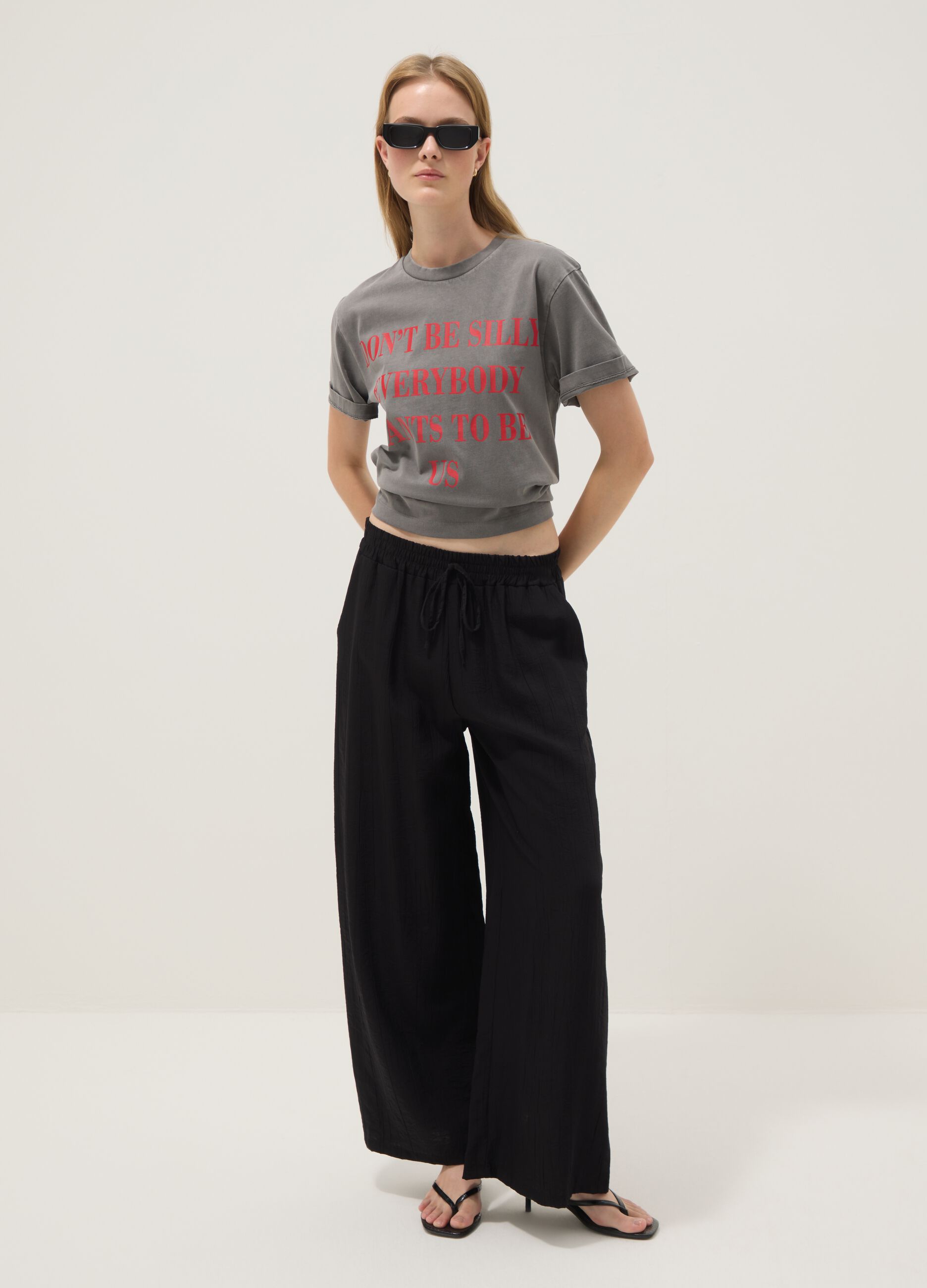 &Gamma;&kappa;&rho;&iota; T-shirt &alpha;&pi;ό 100% &beta;&alpha;&mu;&beta;ά&kappa;&iota; &mu;&epsilon; &sigma;&tau;ά&mu;&pi;&alpha; &laquo;&Omicron; &Delta;&iota;ά&beta;&omicron;&lambda;&omicron;&sigmaf; &Phi;&omicron;&rho;ά&epsilon;&iota; Prada&raquo;, oversized &epsilon;&phi;&alpha;&rho;&mu;&omicron;&gamma;ή