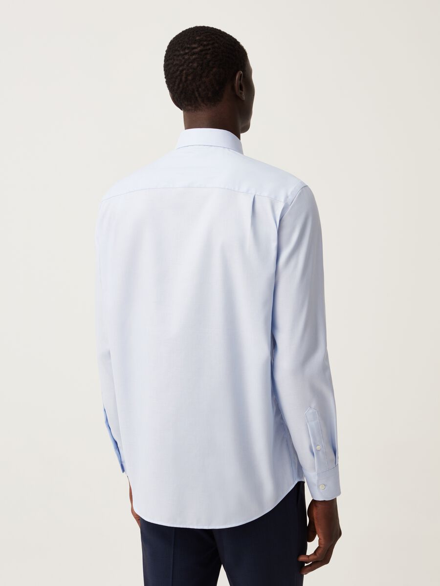 Regular-fit no-iron shirt in solid colour cotton_2