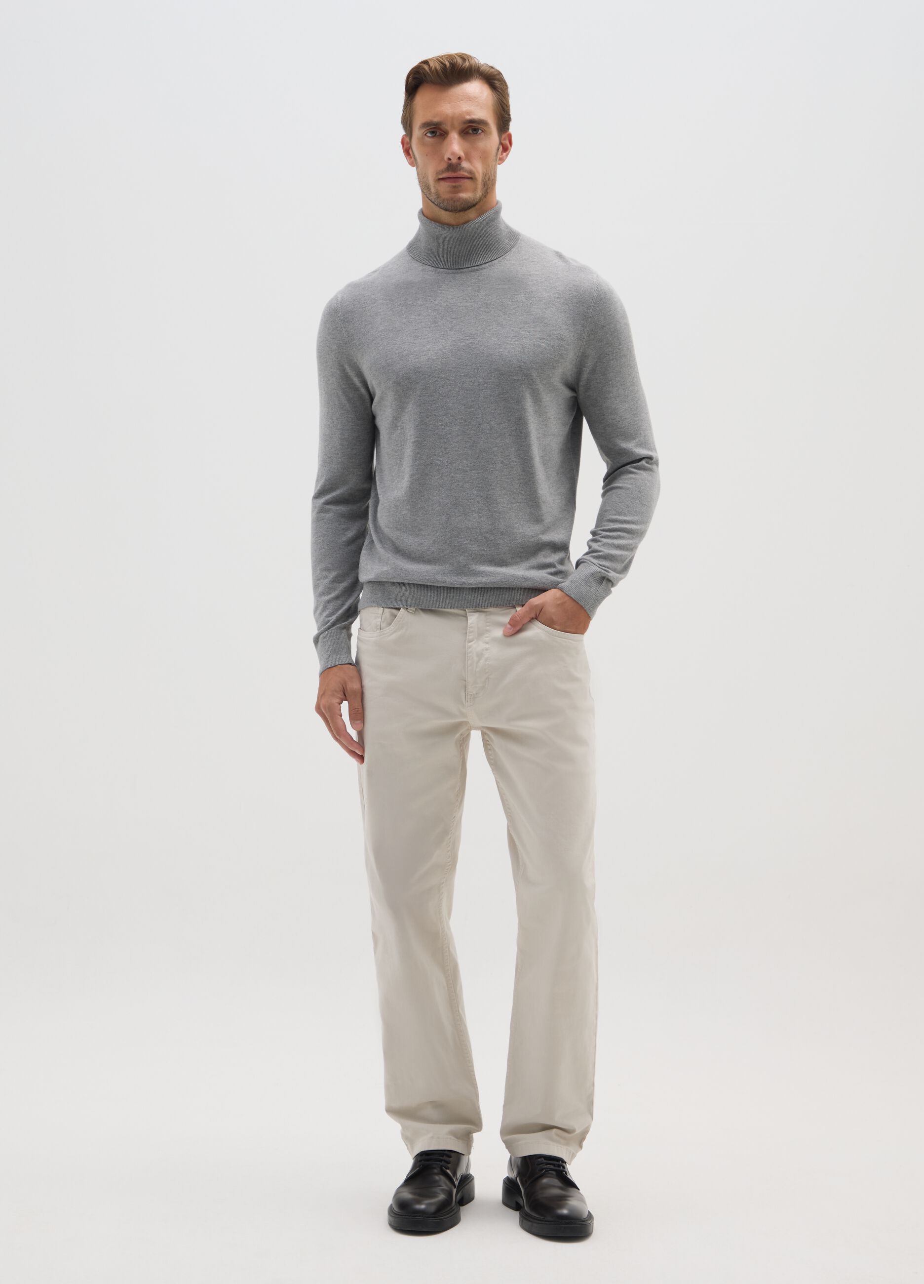 Camisola de gola alta cinzenta com corte regular