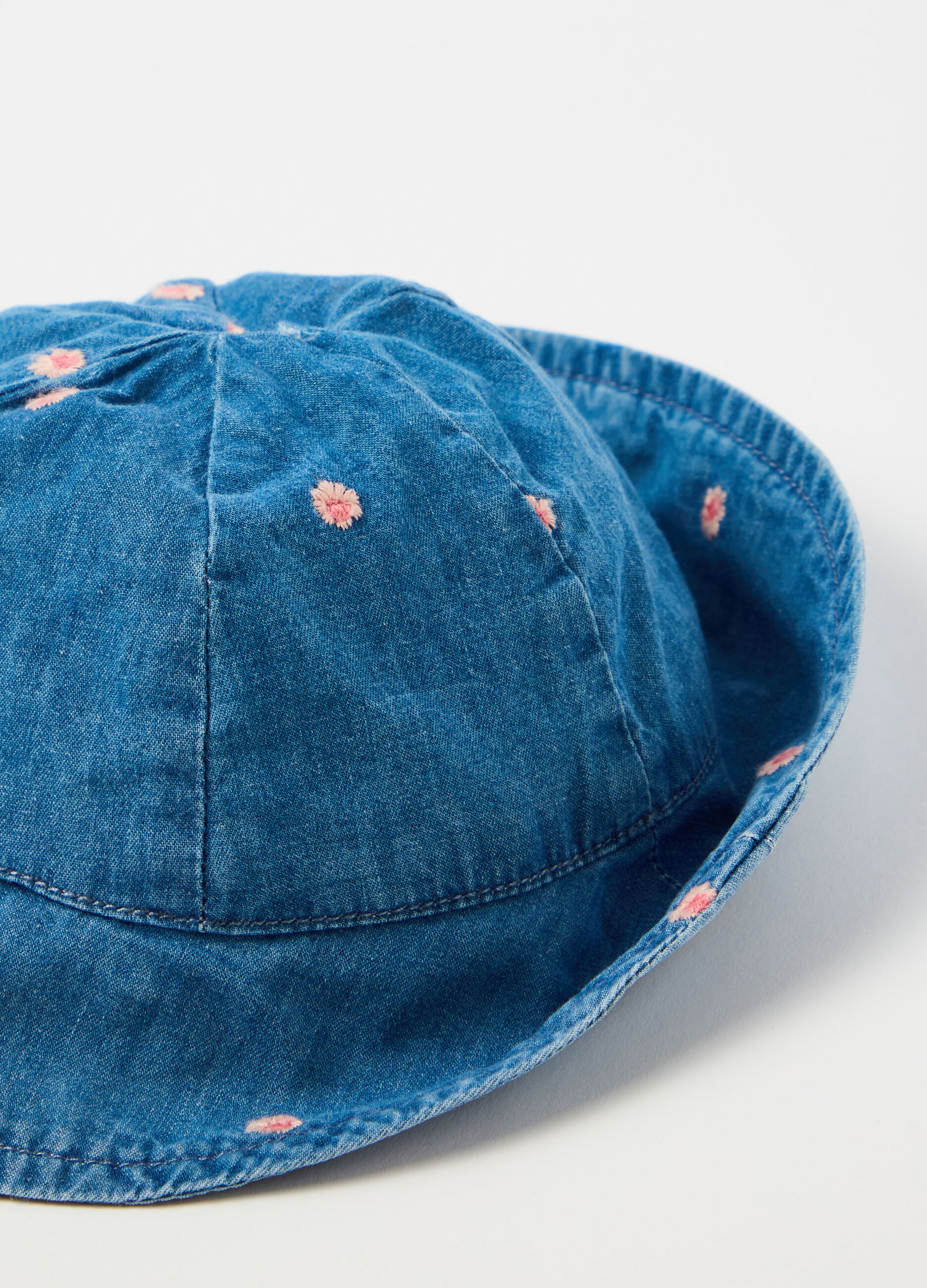 Fishing hat in denim with small flowers