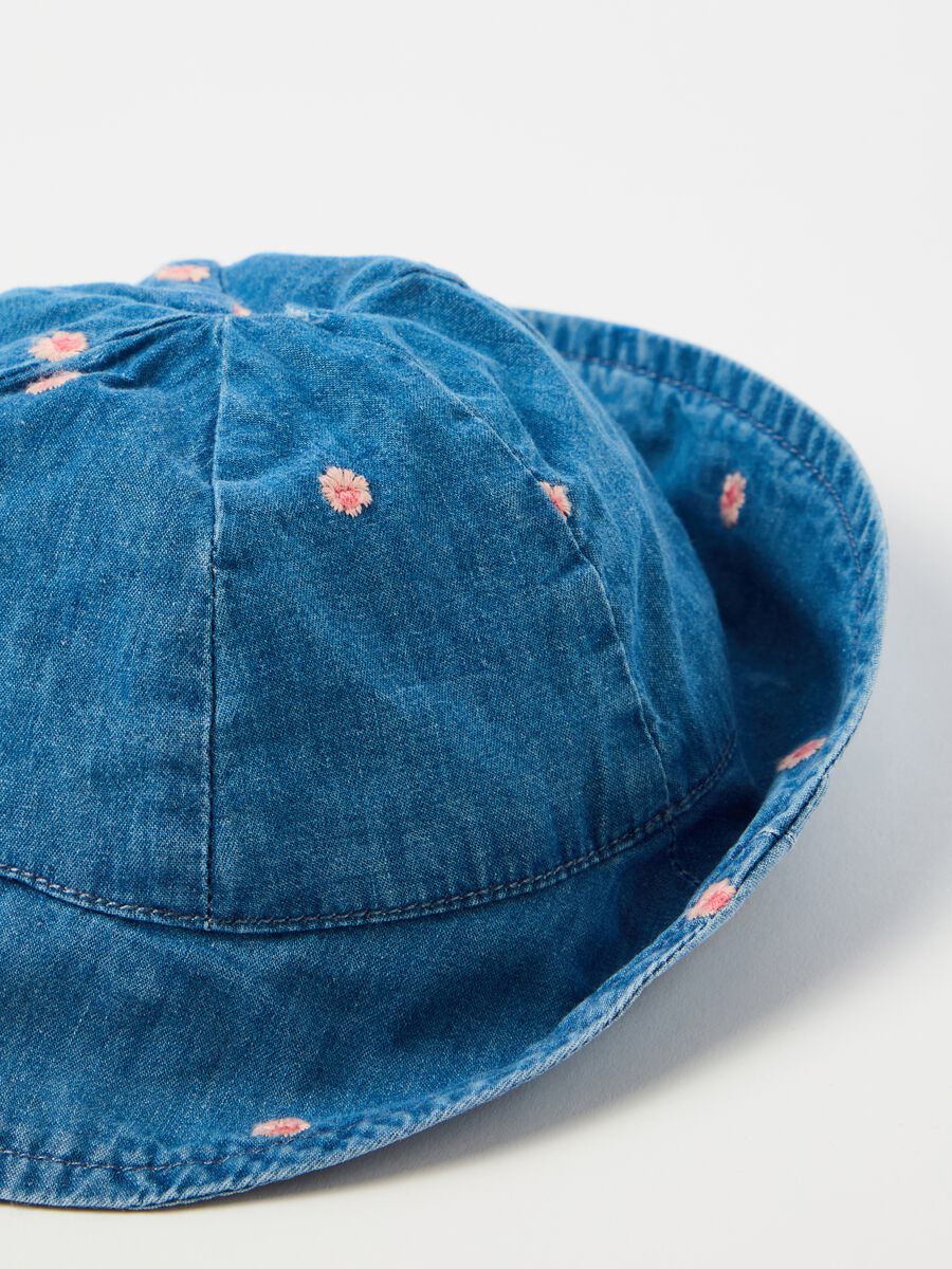 Sombrero de pescador de denim con florecitas_1