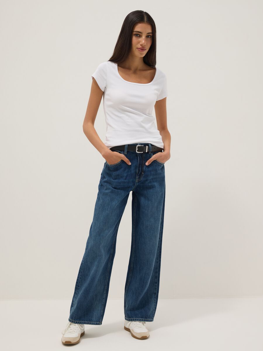 Wei&szlig;es, figurbetontes T-Shirt aus Stretch-Baumwolle mit eckigem Ausschnitt_2