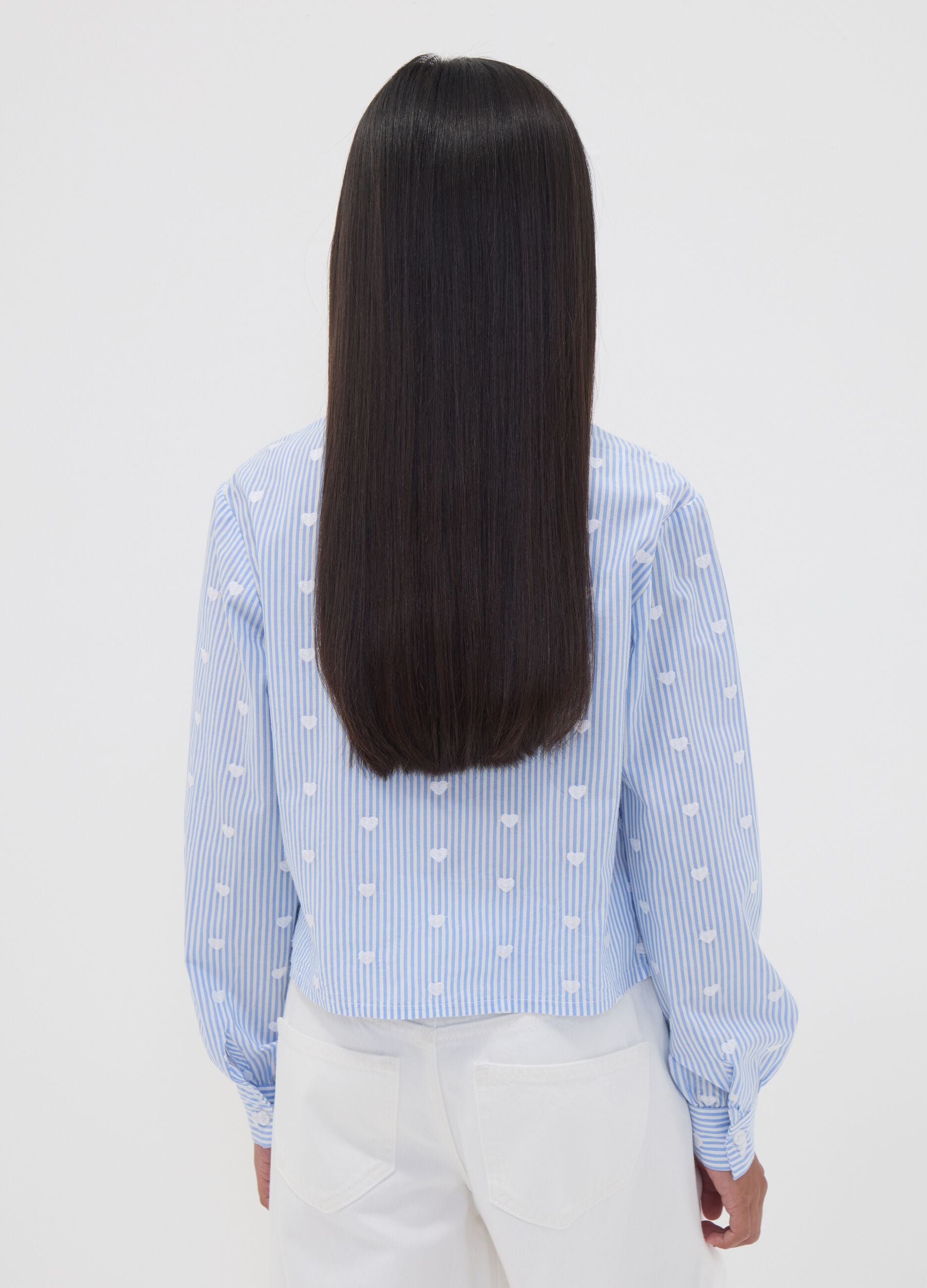 Camisa azul &agrave;s riscas em puro algod&atilde;o com cora&ccedil;&otilde;es para menina
