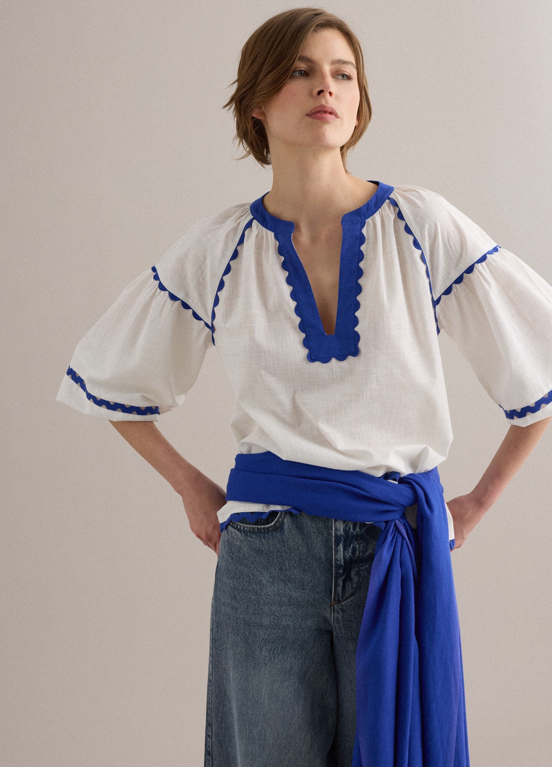 Wei&szlig;e Bluse aus reiner Baumwolle mit blauer Paspelierung, Regular Fit