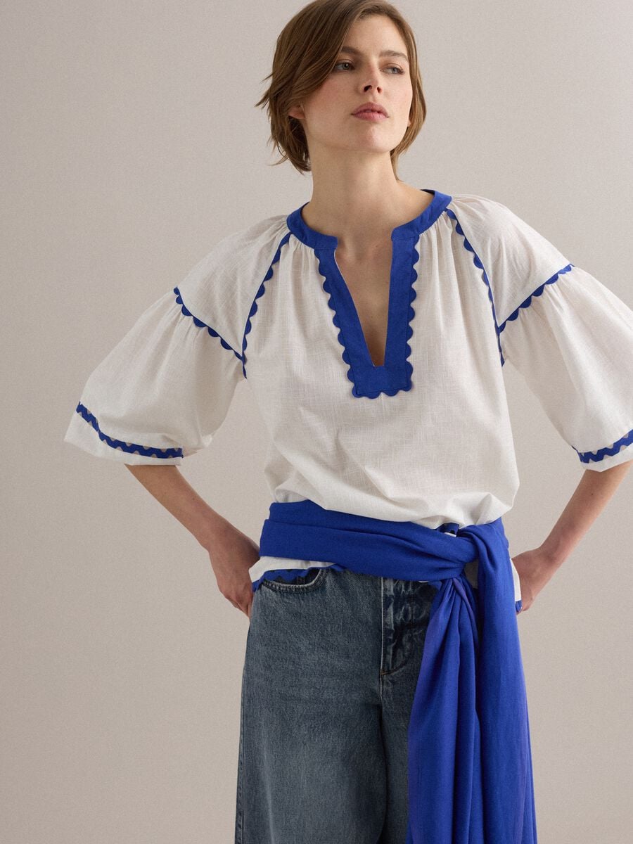 Blusa blanca de algod&oacute;n puro con ribetes azules, corte regular_0