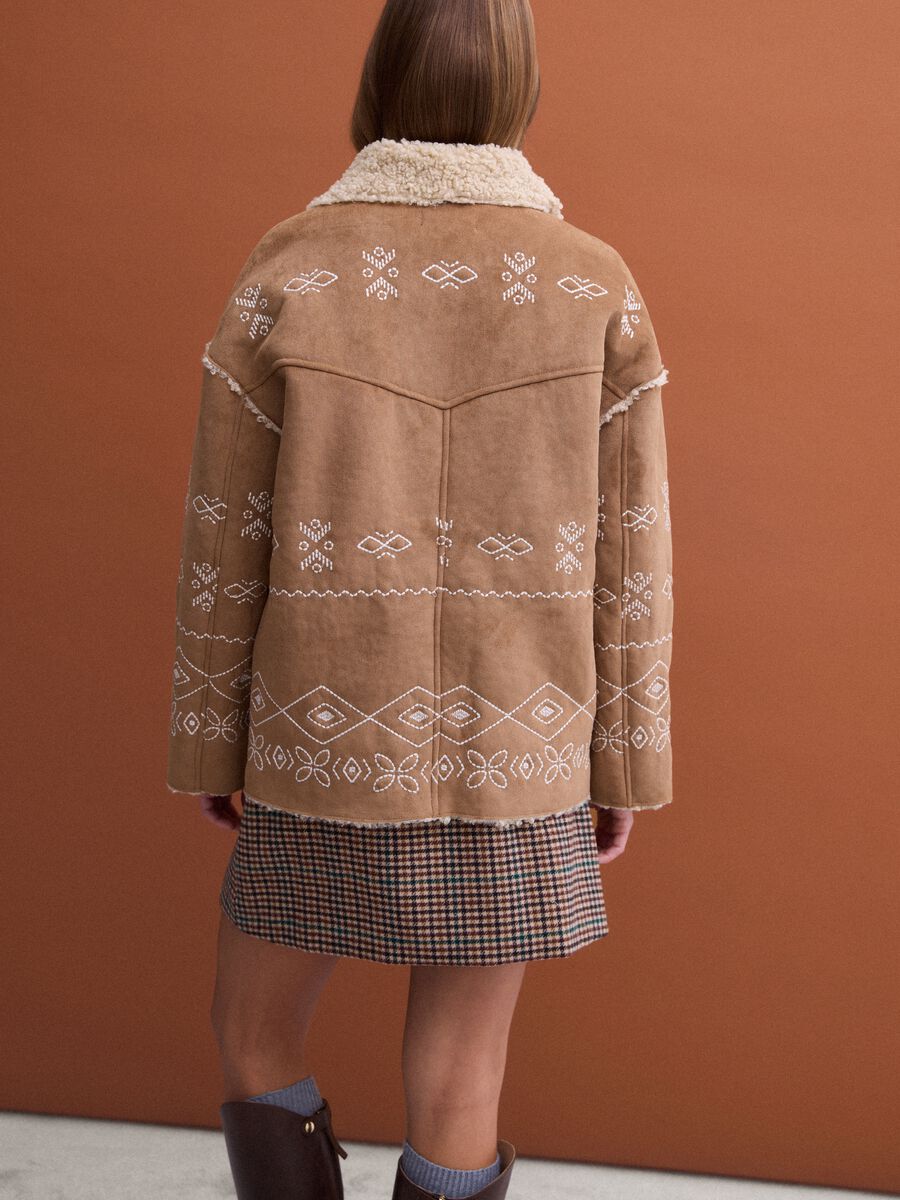 Brown oversized jacket with faux shearling lining_3