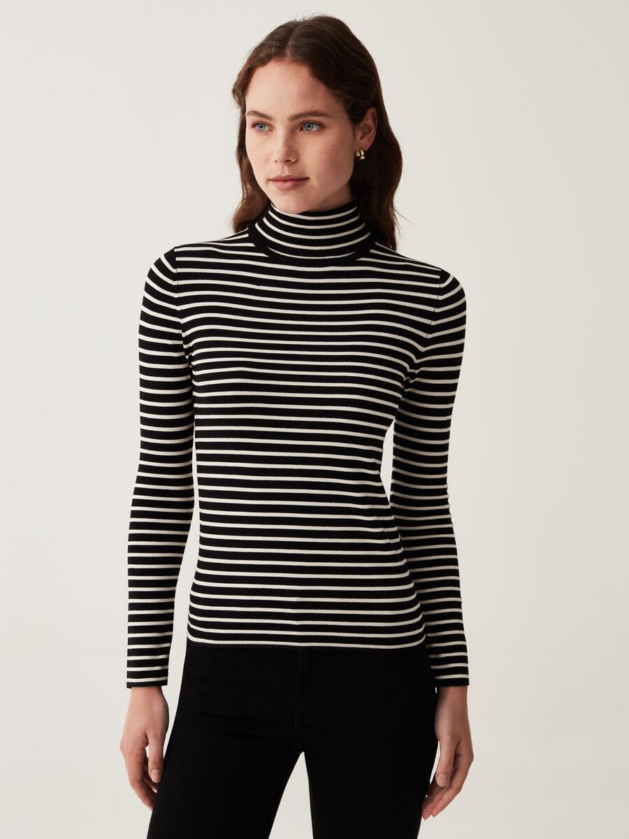 T-shirt with high neck and striped pattern_1