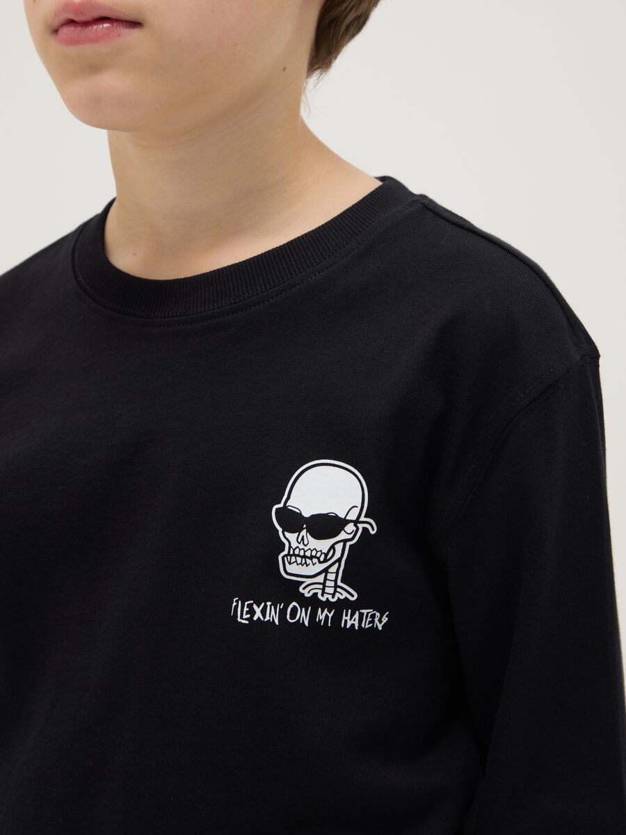 &Mu;&alpha;ύ&rho;&omicron; &mu;&pi;&lambda;&omicron;&upsilon;&zeta;ά&kappa;&iota; &alpha;&gamma;&omicron;&rho;&iota;ώ&nu; &alpha;&pi;ό &kappa;&alpha;&theta;&alpha;&rho;ό &beta;&alpha;&mu;&beta;ά&kappa;&iota; &kappa;&alpha;&nu;&omicron;&nu;&iota;&kappa;ή&sigmaf; &epsilon;&phi;&alpha;&rho;&mu;&omicron;&gamma;ή&sigmaf; &mu;&epsilon; &epsilon;&kappa;&tau;ύ&pi;&omega;&sigma;&eta;_2