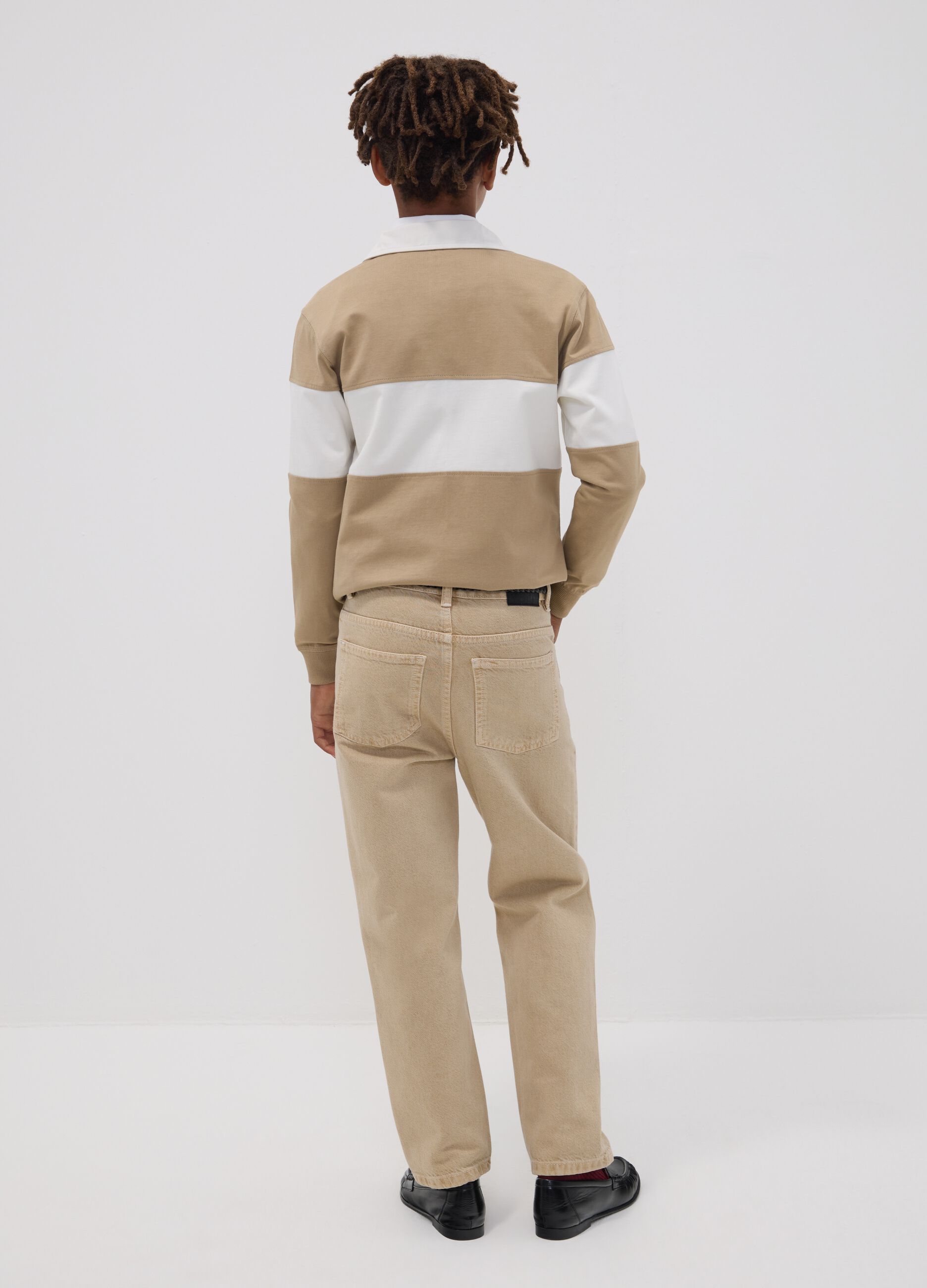 &Mu;&pi;&epsilon;&zeta; &tau;&zeta;&iota;&nu; denim &alpha;&pi;ό 100% &beta;&alpha;&mu;&beta;ά&kappa;&iota;, relaxed fit &gamma;&iota;&alpha; &alpha;&gamma;ό&rho;&iota;