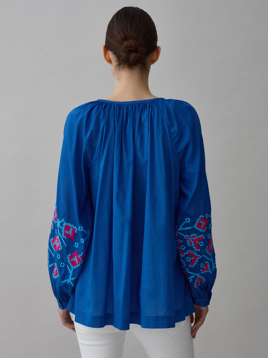 Oversized blouse with ethnic embroidery and tassels_1