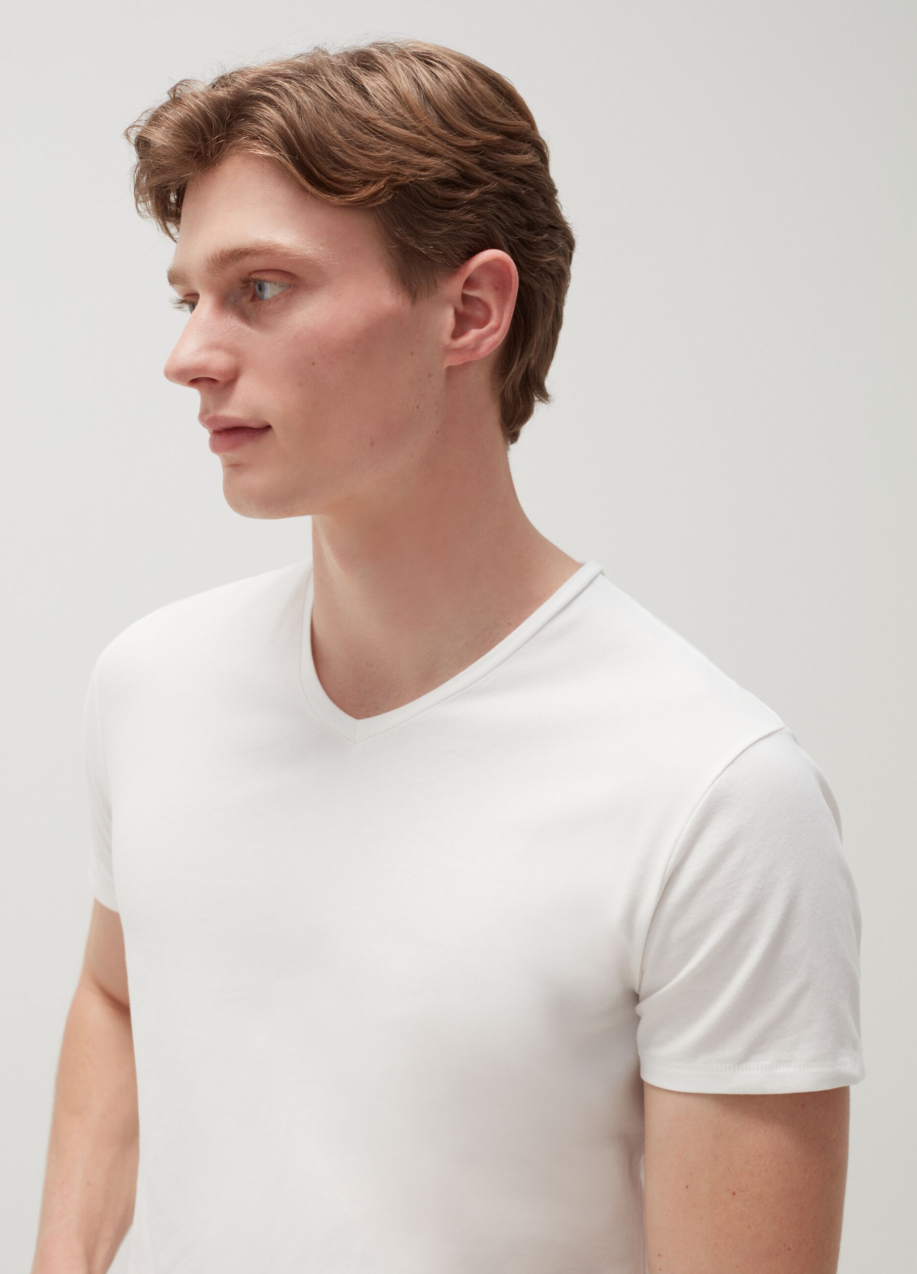 Camiseta de algodón elástico con cuello de pico