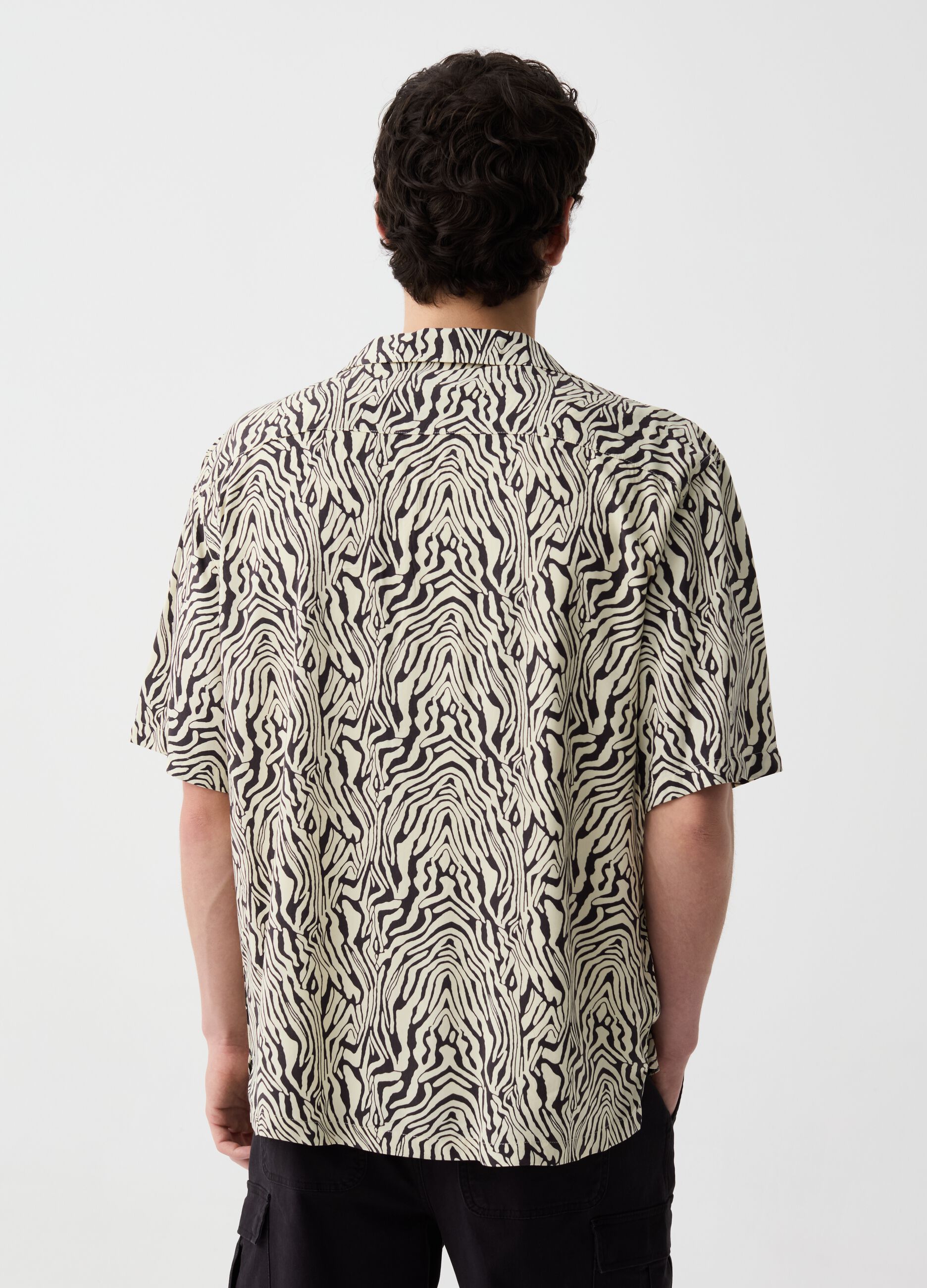 Short-sleeved shirt with animal print