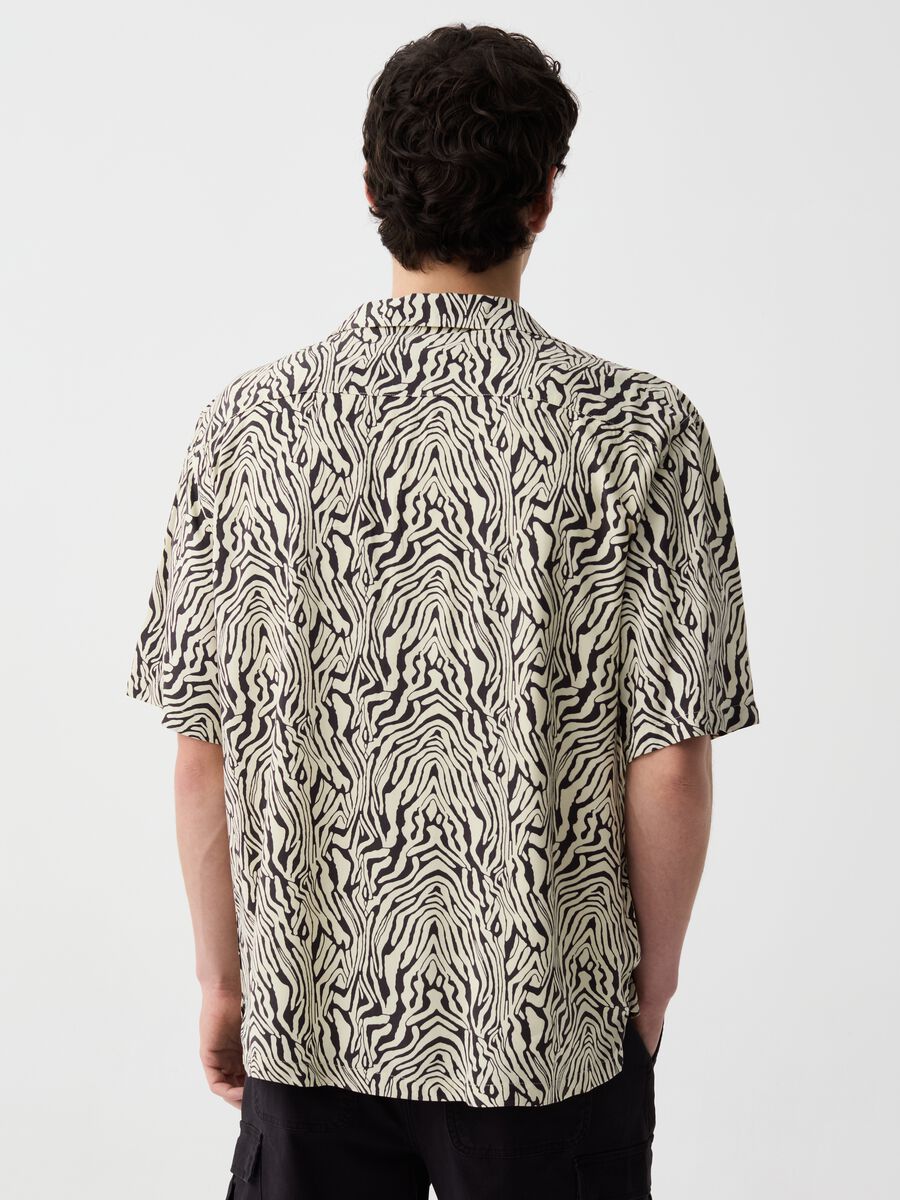 Short-sleeved shirt with animal print_2
