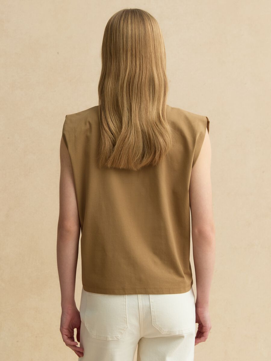 Braunes &auml;rmelloses T-Shirt aus Baumwollmischung, Regular Fit mit Stickerei_3