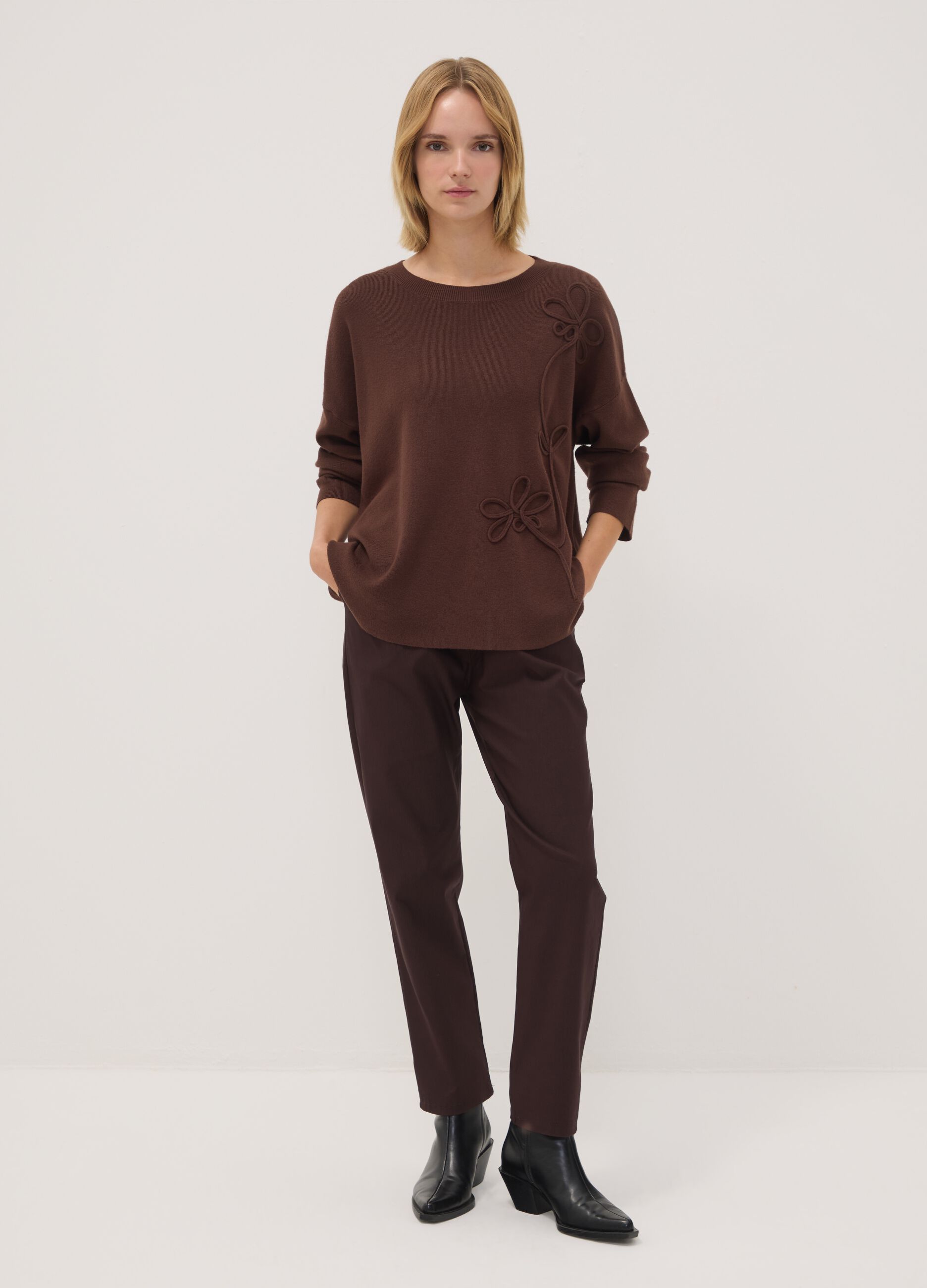 Brauner Pullover aus Viskosemix mit Blumenapplikationen, Regular Fit