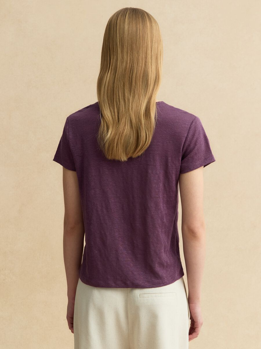 Camiseta morada de manga corta en lino puro, corte regular_3