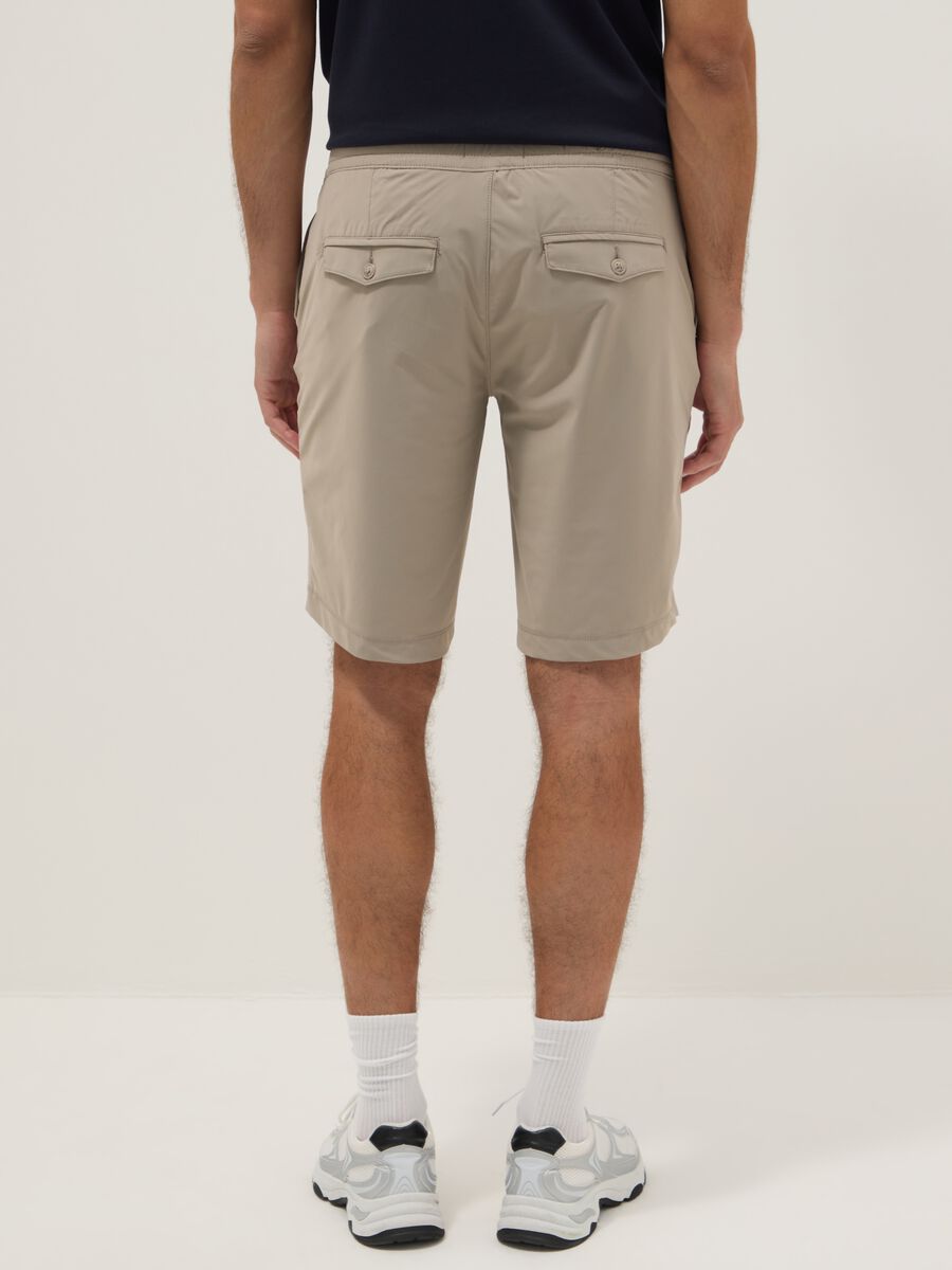 Bermudas jogger beige de tejido el&aacute;stico de corte regular_2
