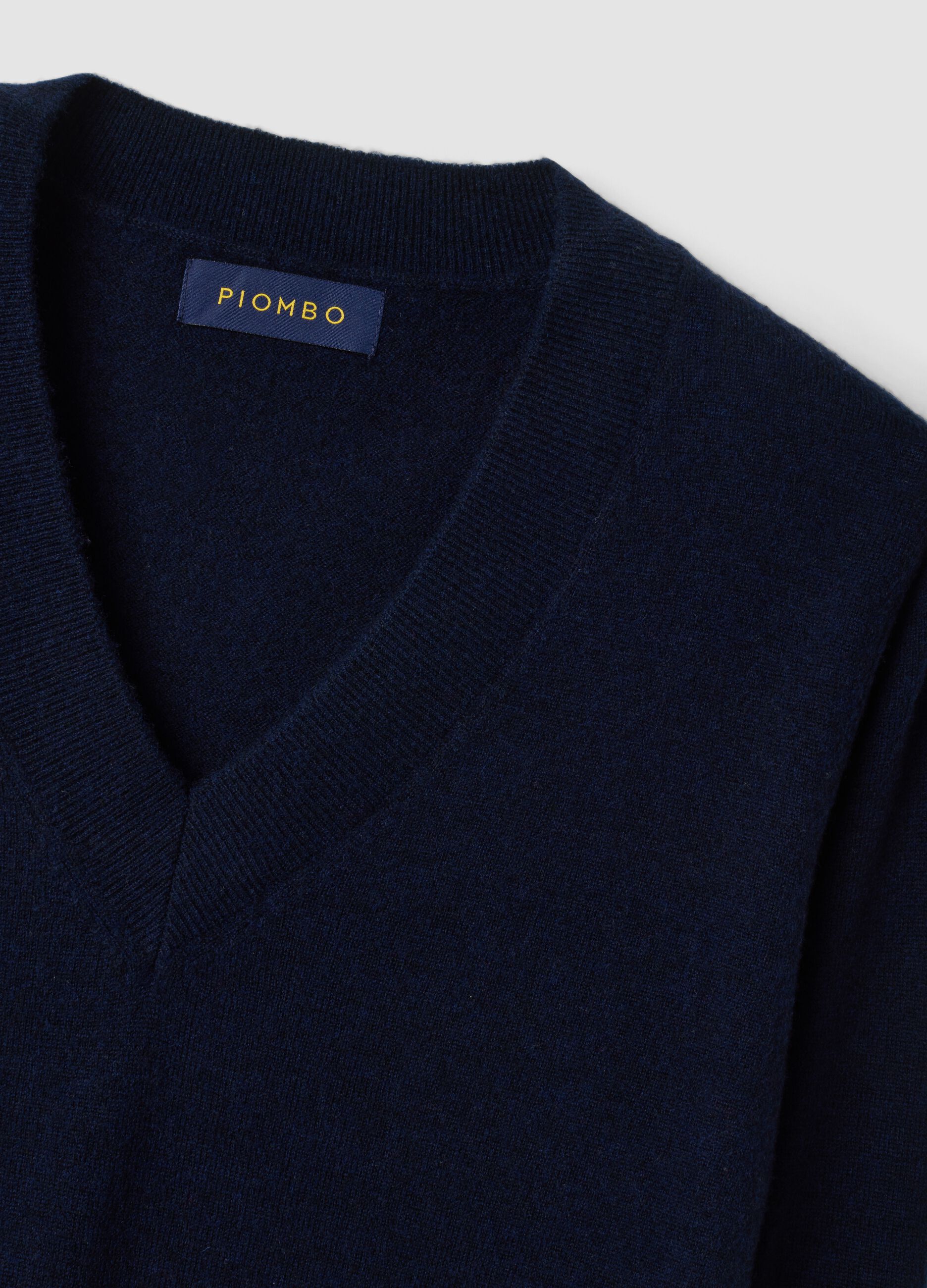 Maglia blu in pura lana con scollo profondo a V