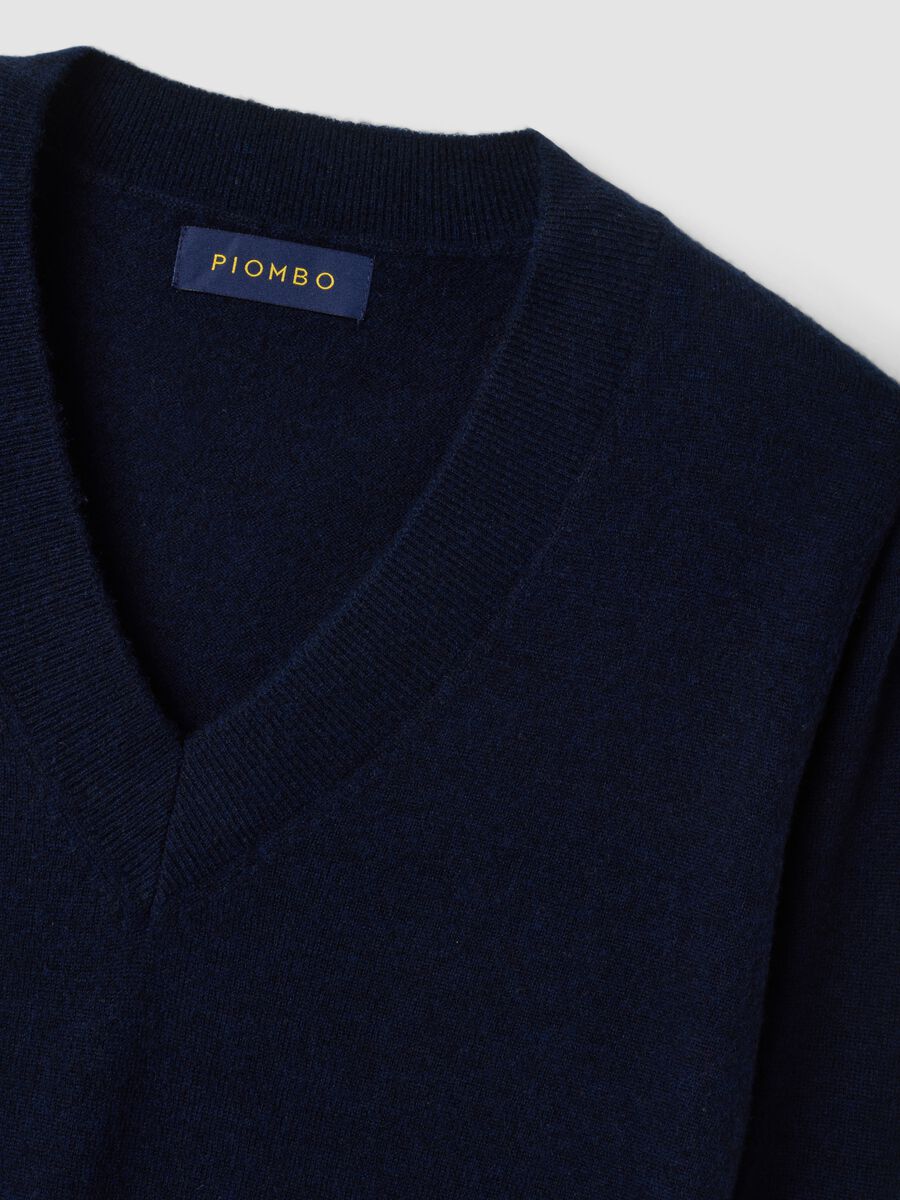 Maglia blu in pura lana con scollo profondo a V_1