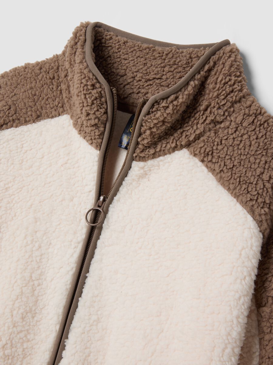 Soft white zip-up robe with high neck_1