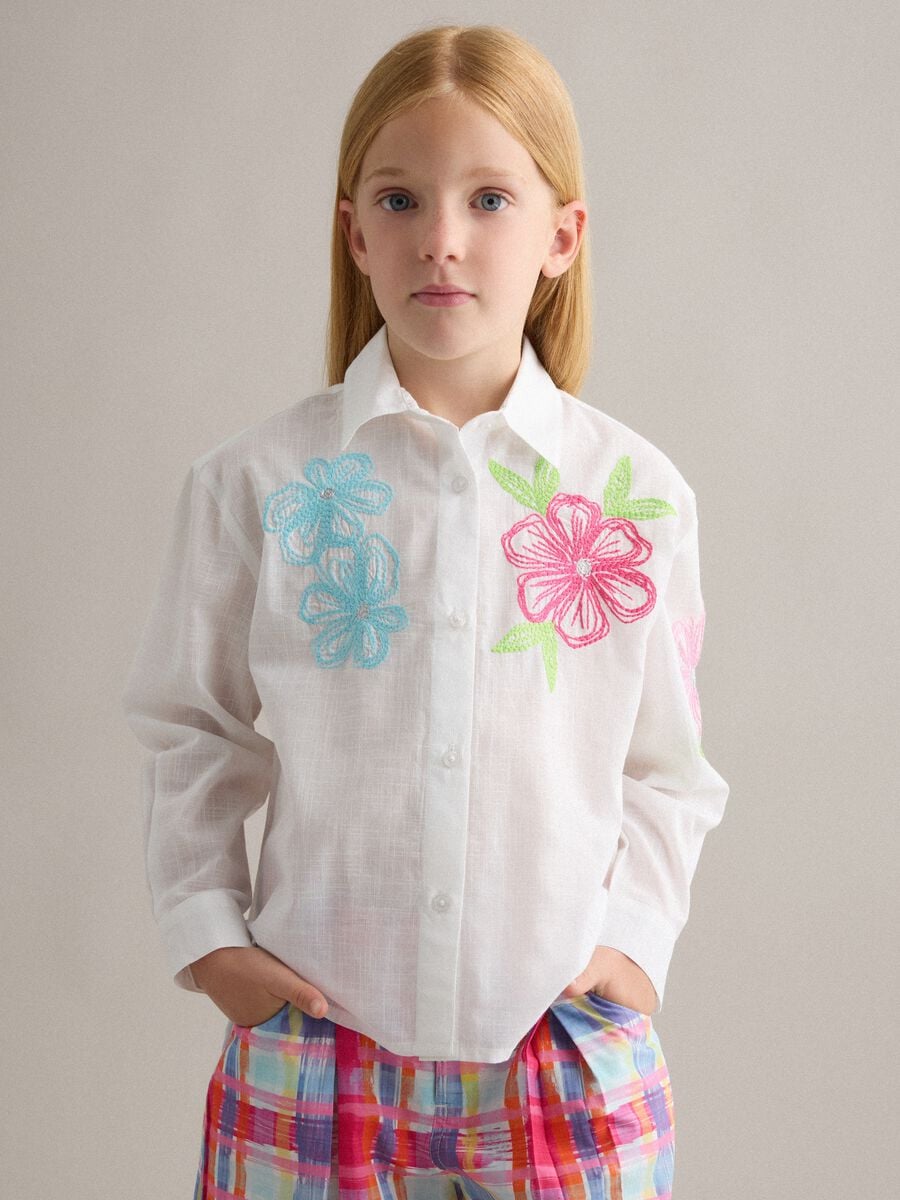 Camisa blanca de algod&oacute;n puro con bordados florales_0