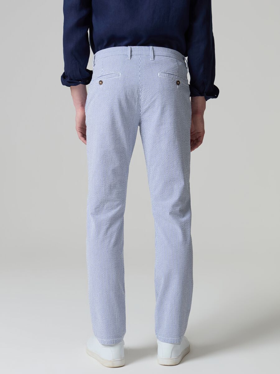 Chino trousers in seersucker with thin stripes_2