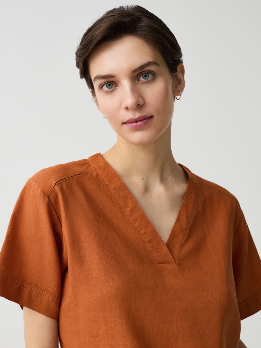 Viscose and linen blouse with V neck_1