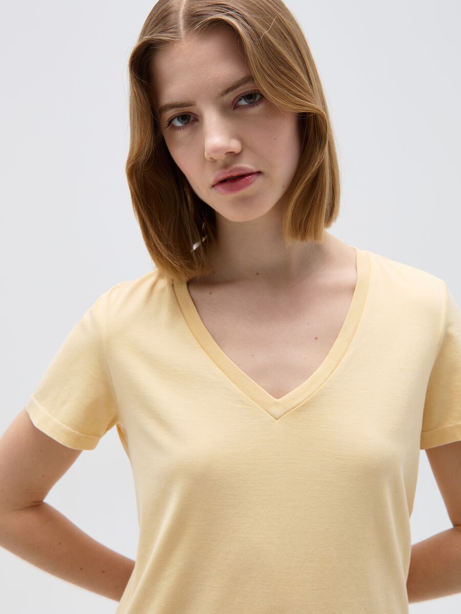 Camiseta de algodón con cuello de pico_0