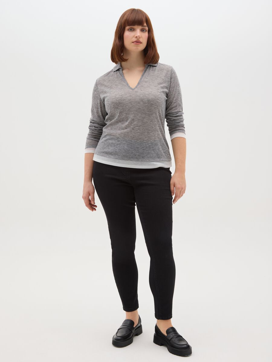 Grauer Pullover im Regular Fit mit V-Ausschnitt_1
