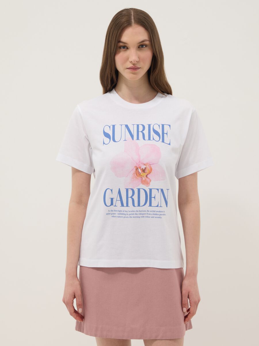 Wei&szlig;es T-Shirt aus reiner Baumwolle mit Blumenprint, Regular Fit_0