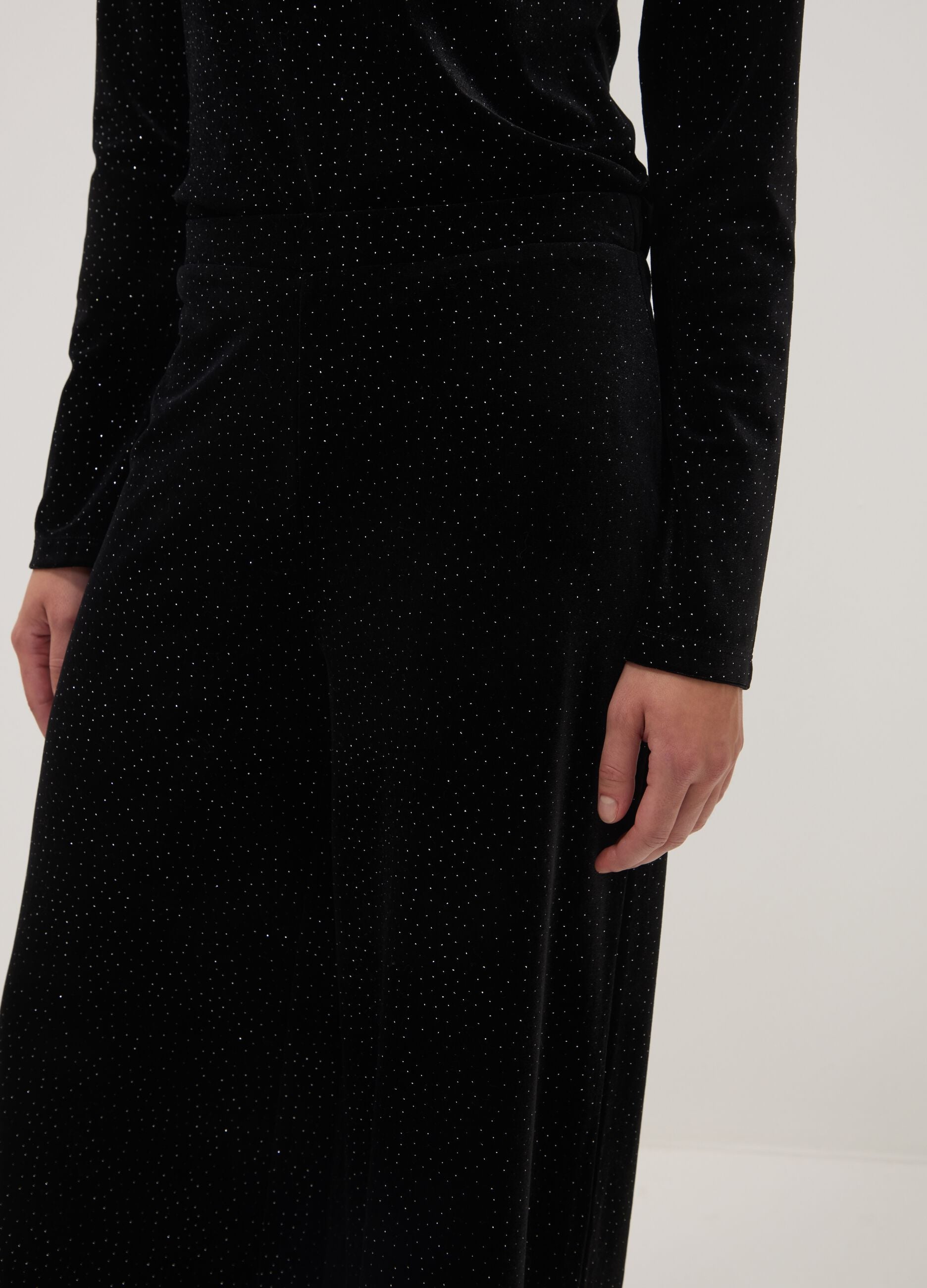 Black wide-leg trousers in stretch fabric
