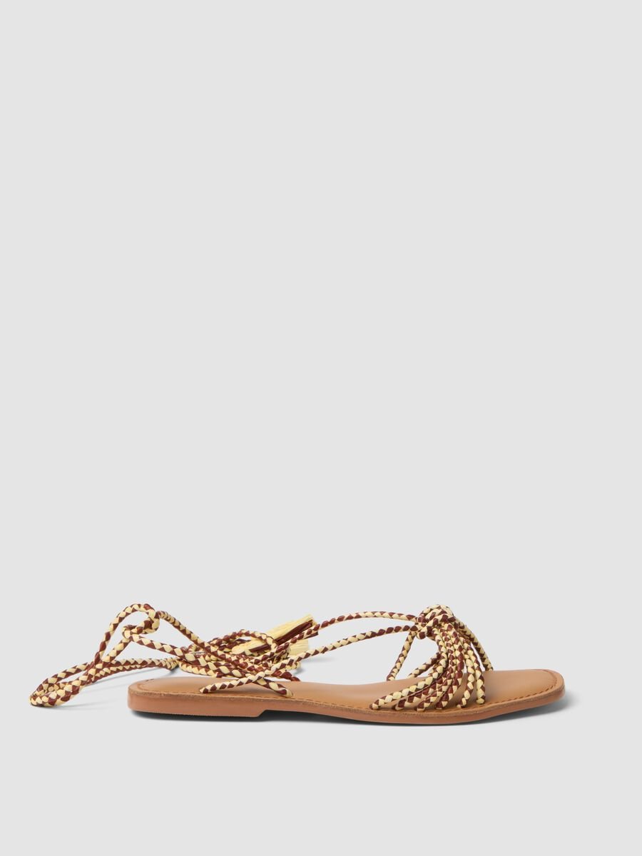 Braune flache Sandalen mit geflochtenen Schn&uuml;rriemen_0
