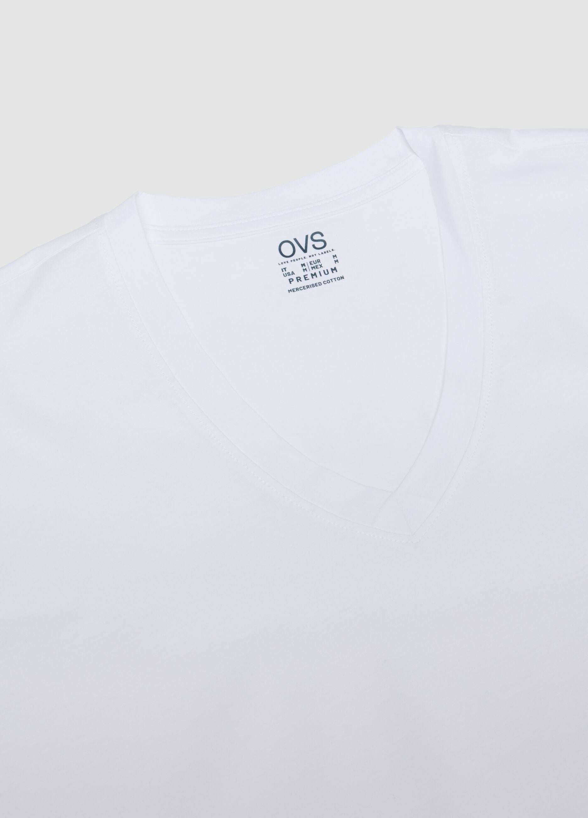 T-shirt branca em algod&atilde;o puro mercerizado com decote em V profundo