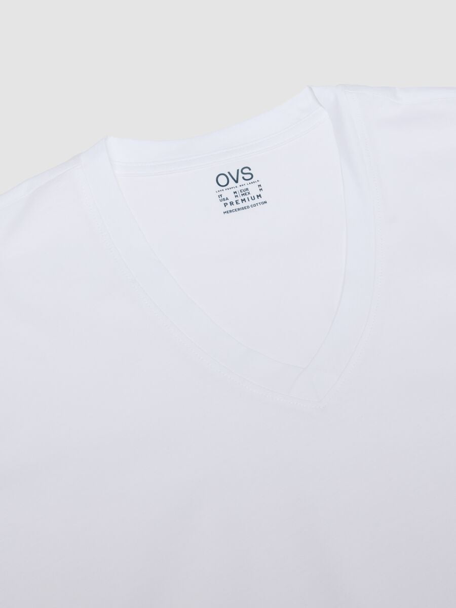 T-shirt branca em algod&atilde;o puro mercerizado com decote em V profundo_1