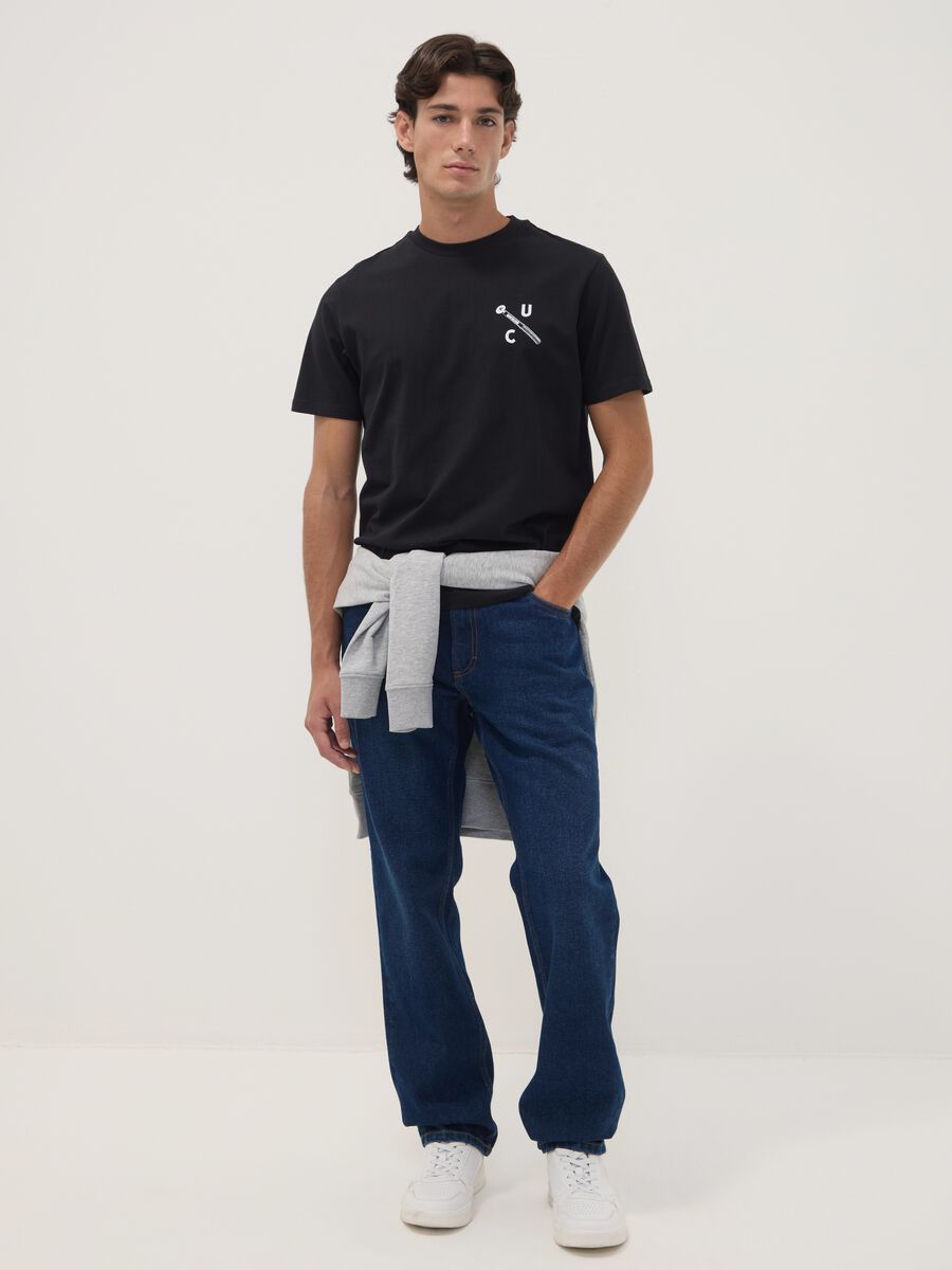 Schwarzes T-Shirt aus reiner Baumwolle mit Rundhalsausschnitt und Print_2