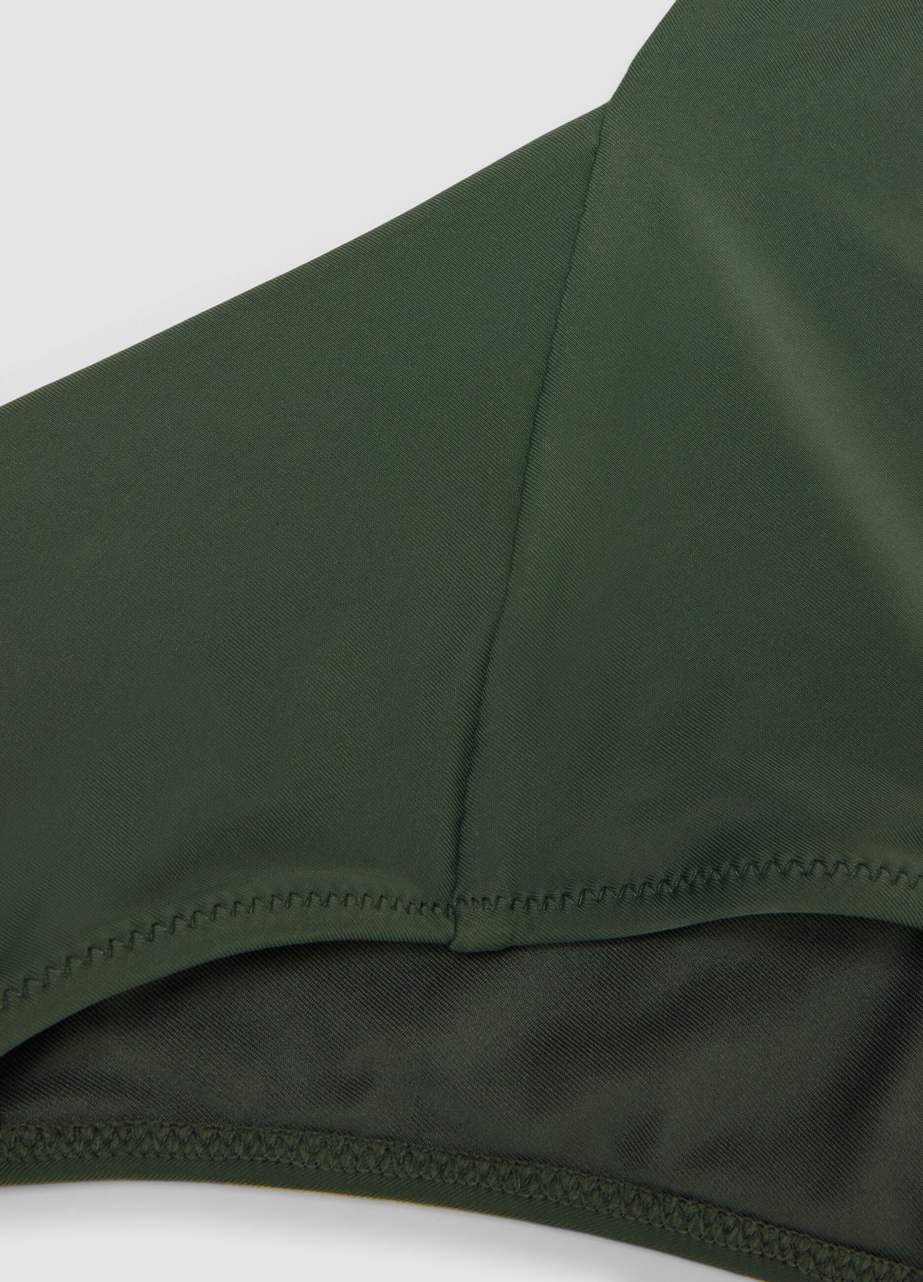 Gr&uuml;ne, hoch geschnittene Bikinihose aus Stretchmaterial