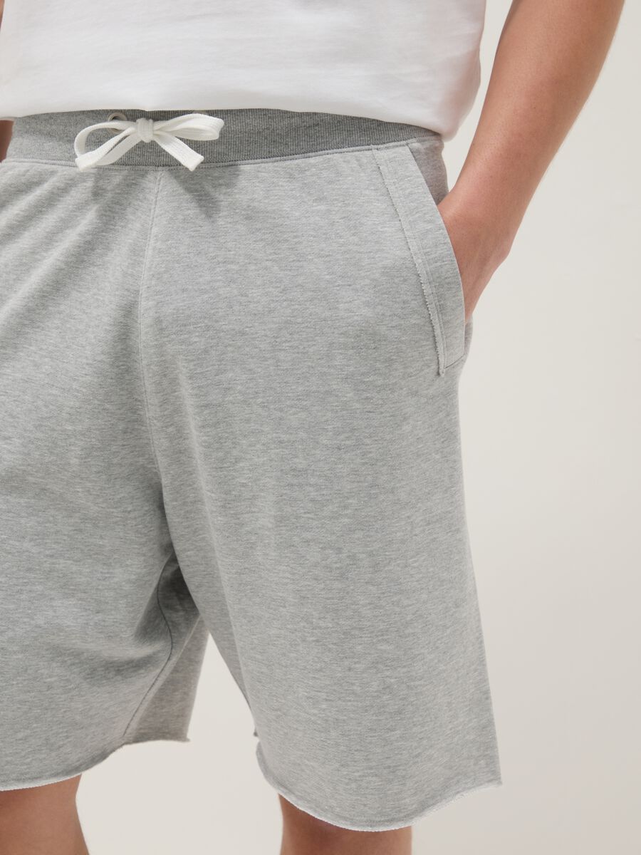 Pantal&oacute;n corto gris de mezcla de algod&oacute;n, corte relaxed_3