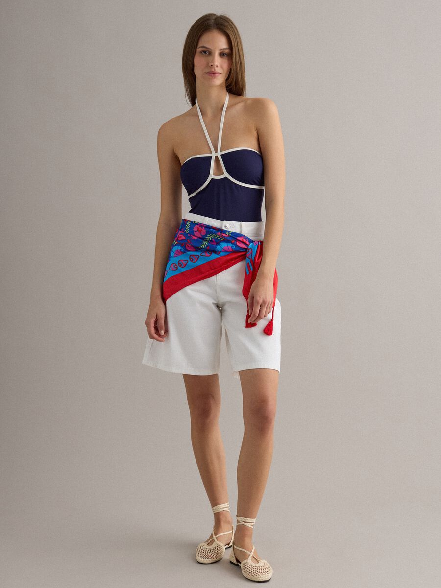 Maillot une pi&egrave;ce bleu en tissu stretch avec passepoils blancs_1