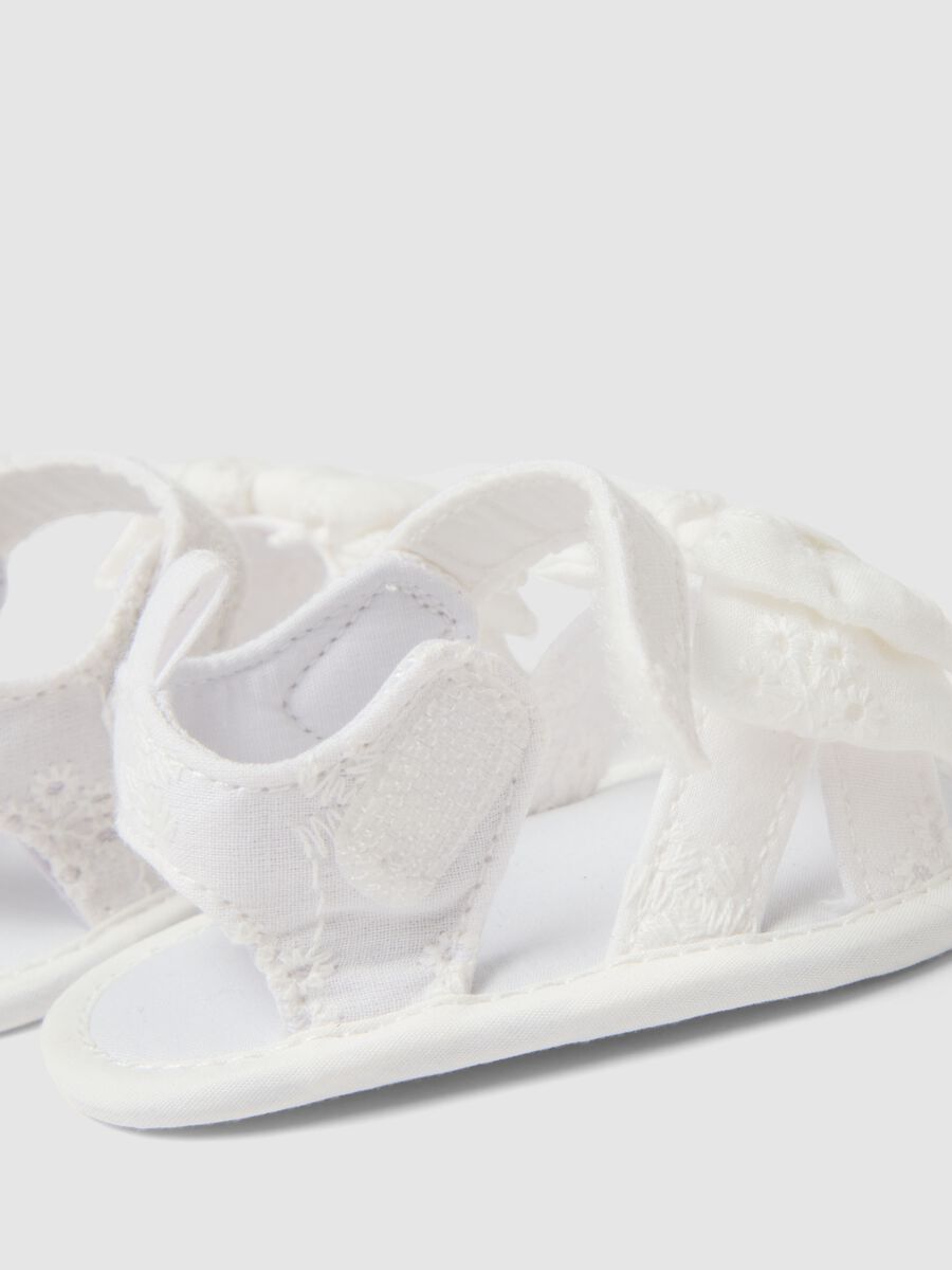 White pure cotton sandals for newborn girls with velcro and bow_2