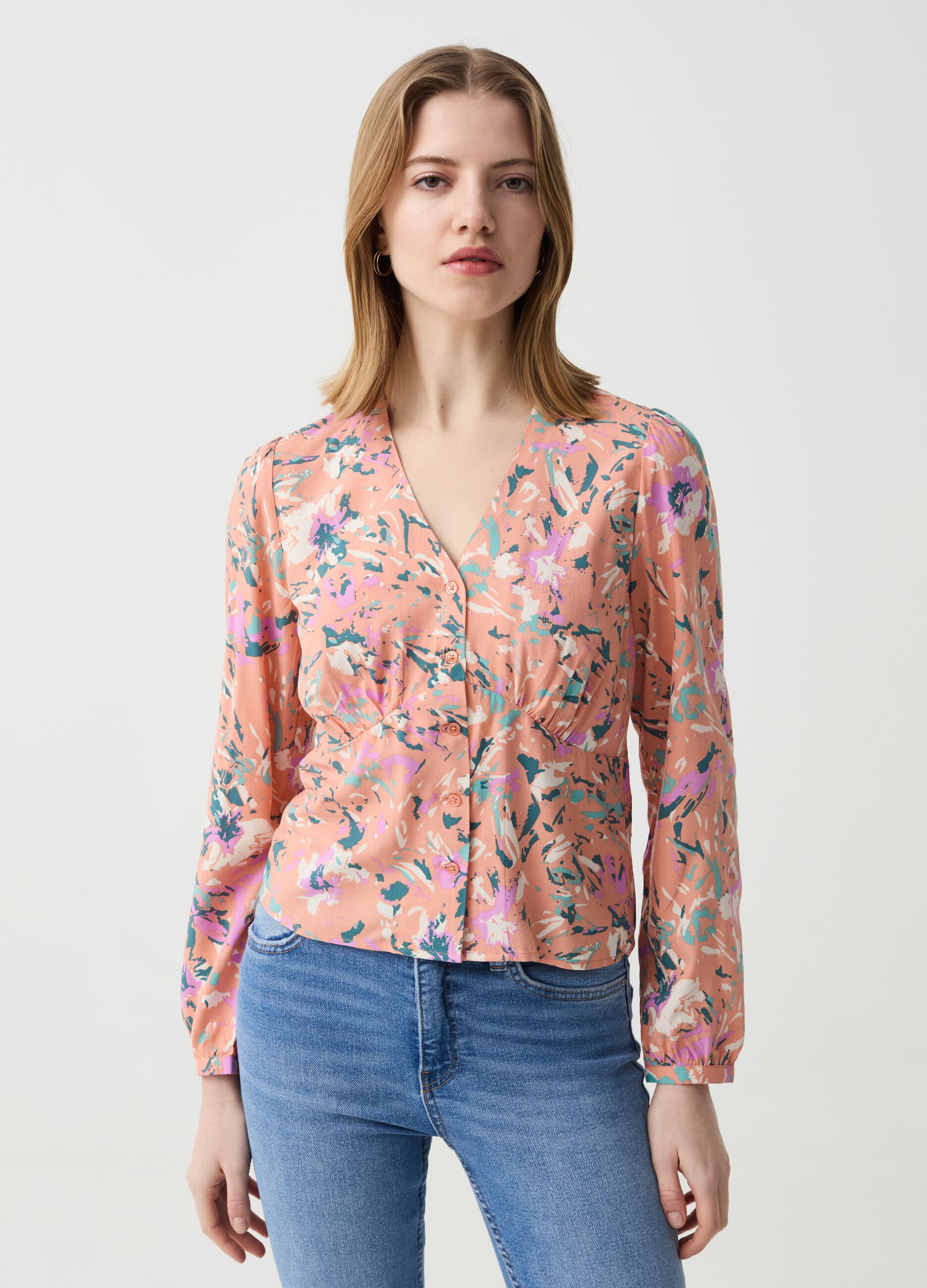 Viscose blouse with V neck and pattern