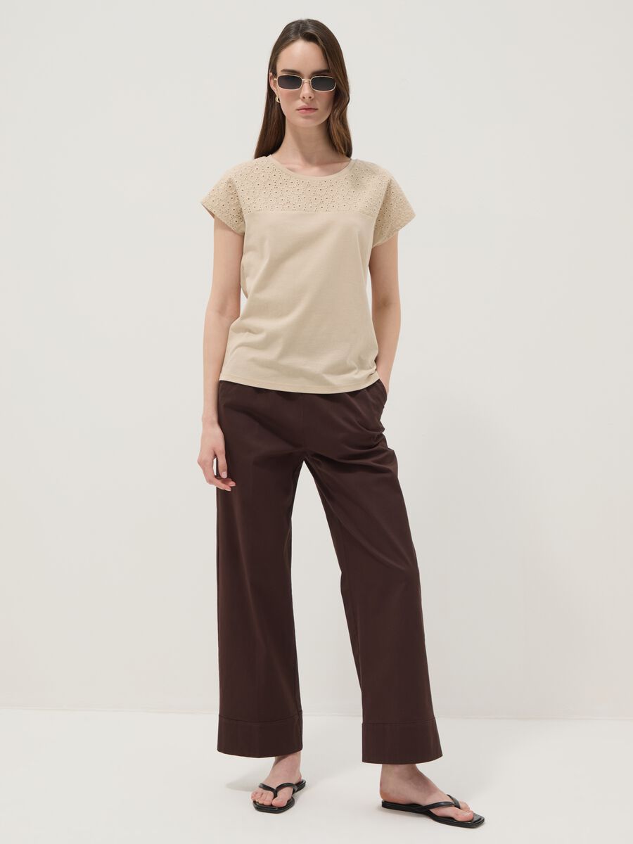 Camiseta beige de algod&oacute;n puro con encaje sangallo_2